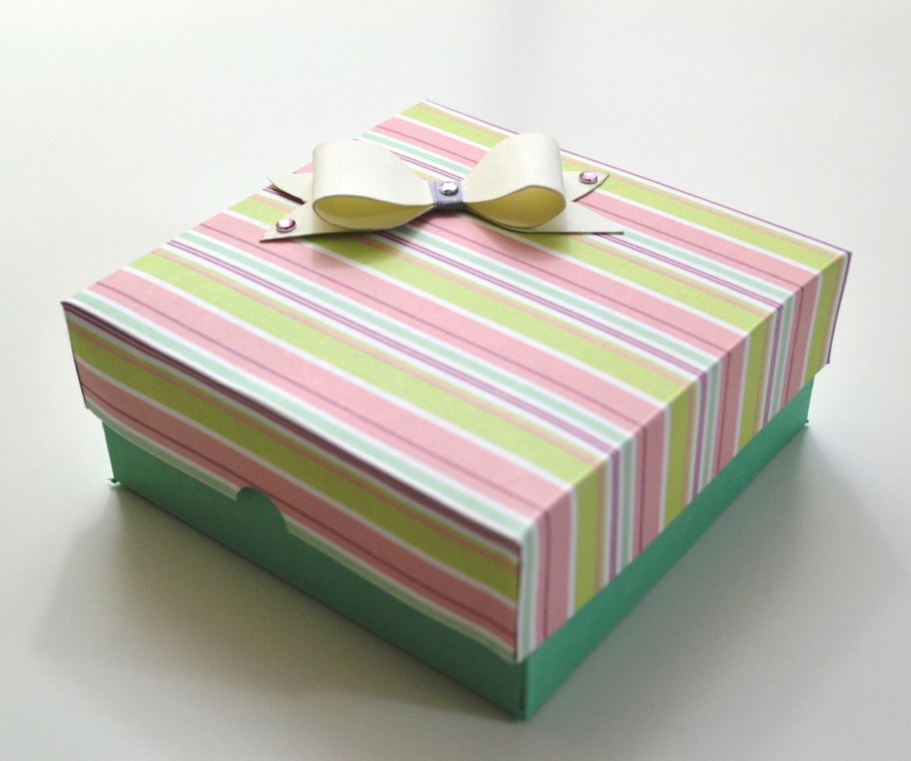 DIY guide for How to make a Gift Box for Valentine's Day - DIY Paper Crafts with step-by-step instructions