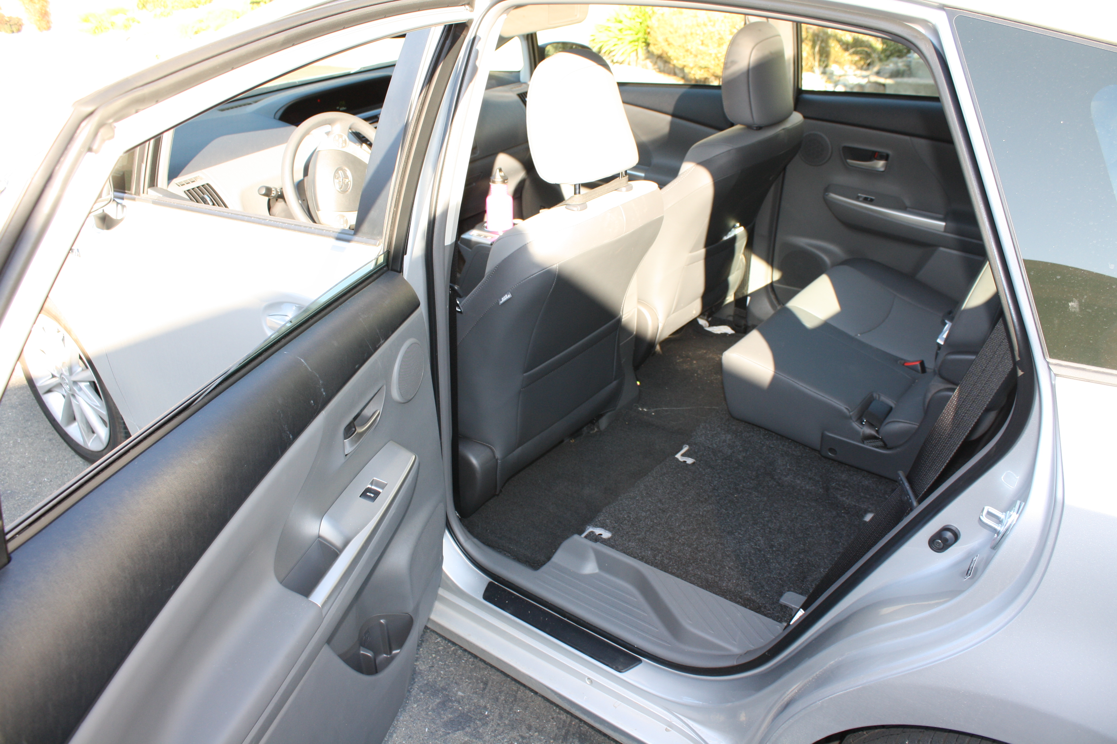 How to Remove the Rear Seats From a Toyota Prius V 3 Steps (with