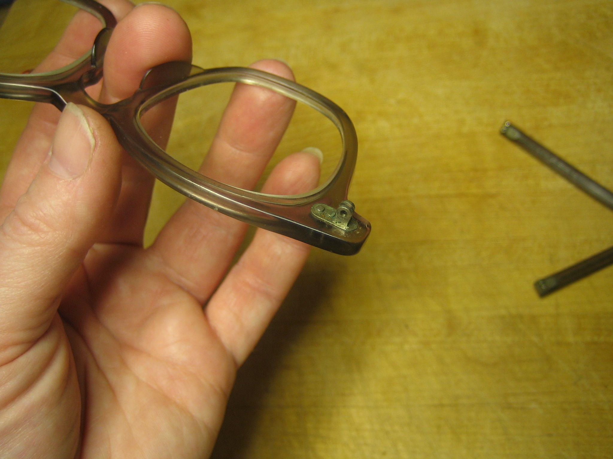 Fix Loose Eyeglasses With a Rubber Band 5 Steps (with Pictures