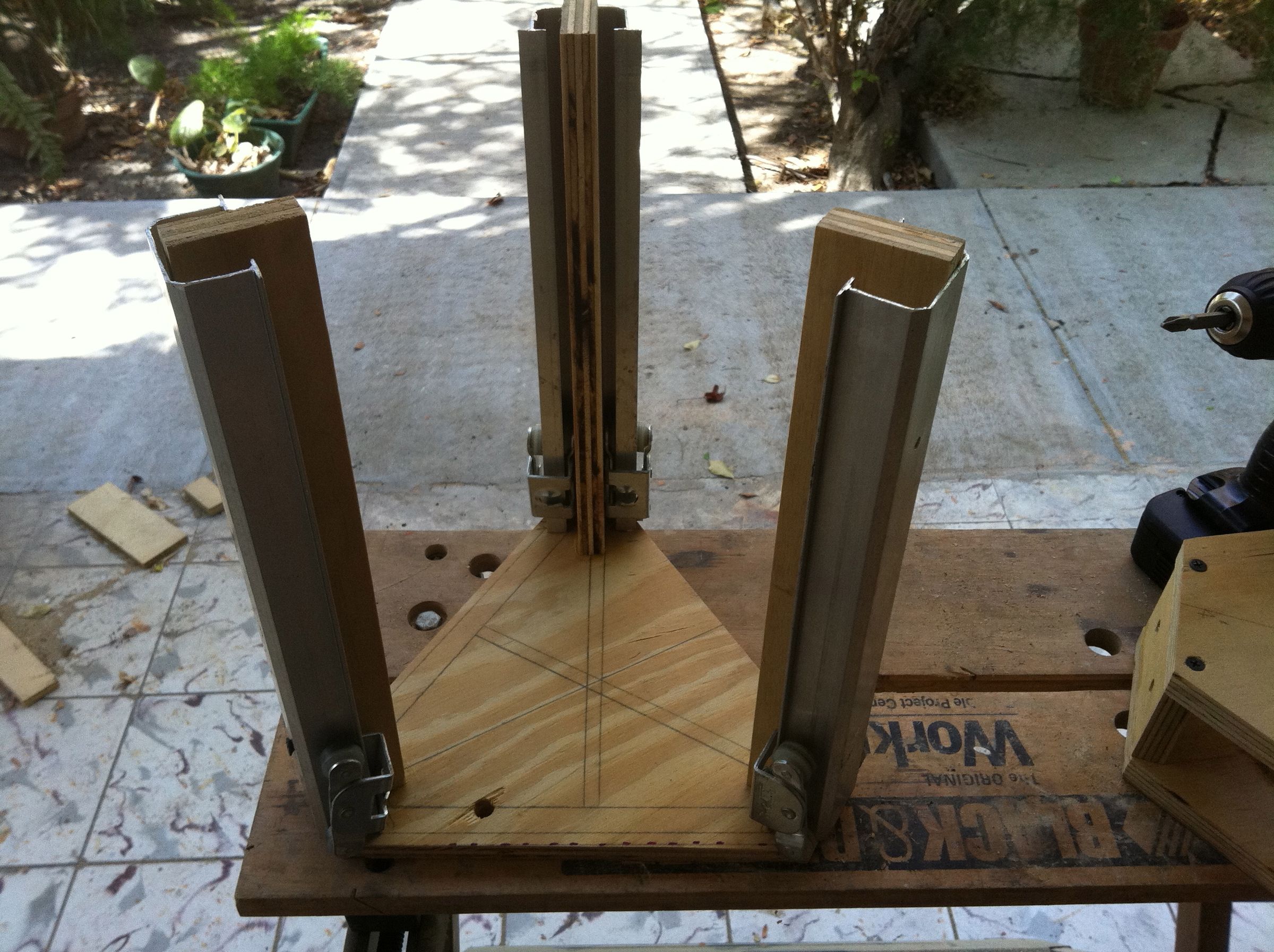 Make a Router Lift Out of Recycled Closet Door Rails. 12 Steps (with