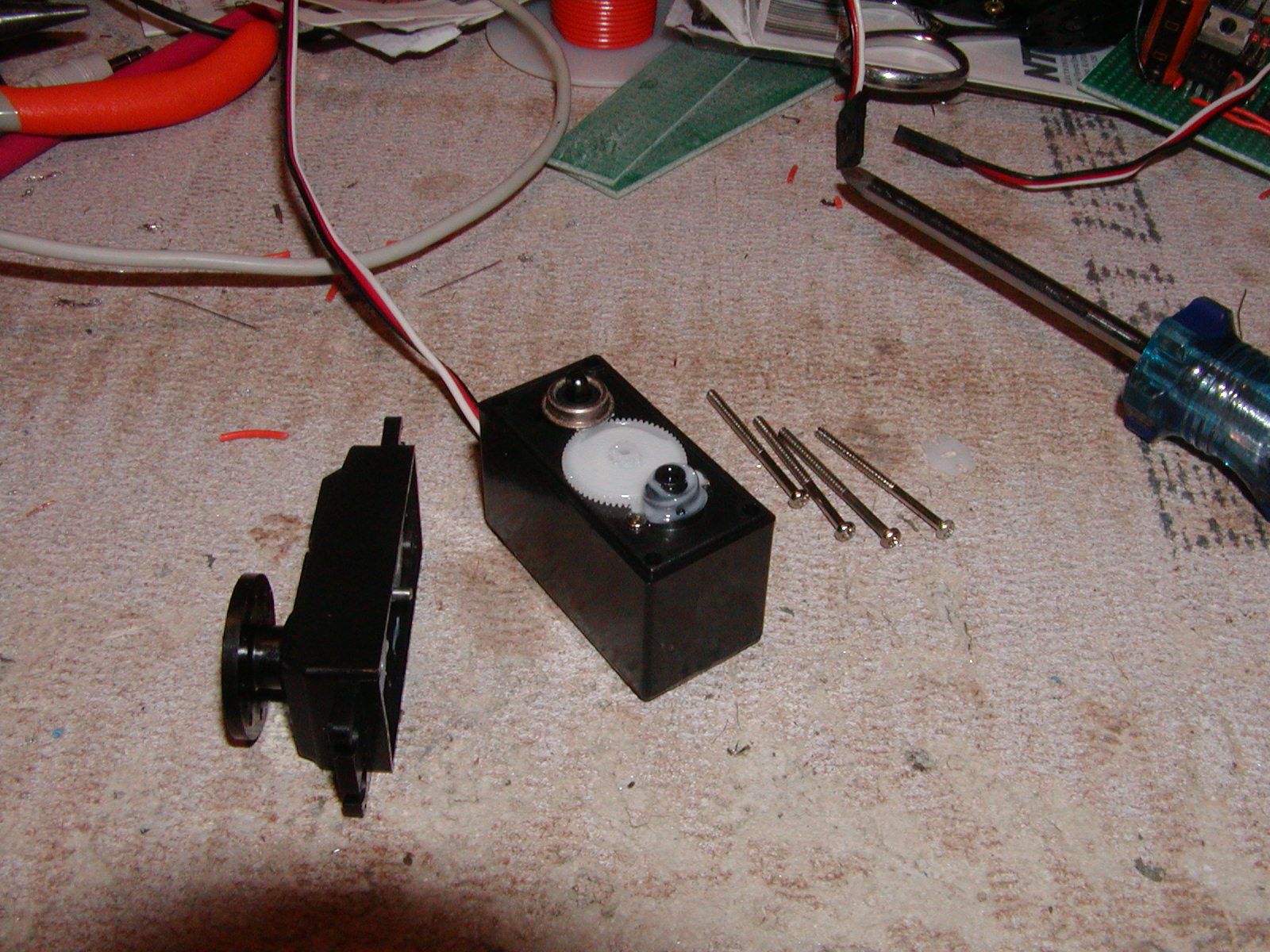 Modify a Futaba S3001 Servo for Continuous Rotation 4 Steps