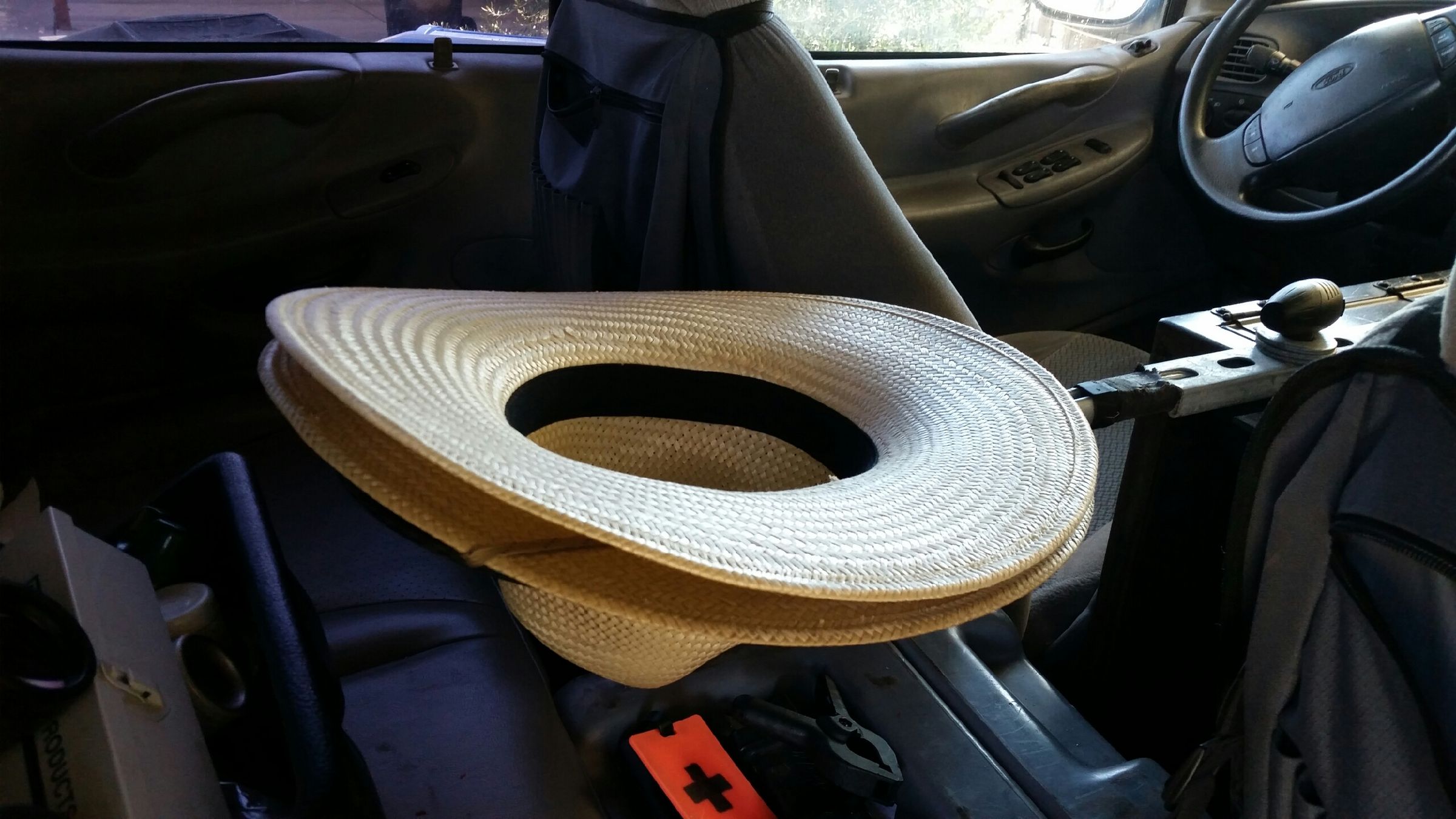 Cowboy Hat Holder for Truck (using a Tennis Racket) 6 Steps