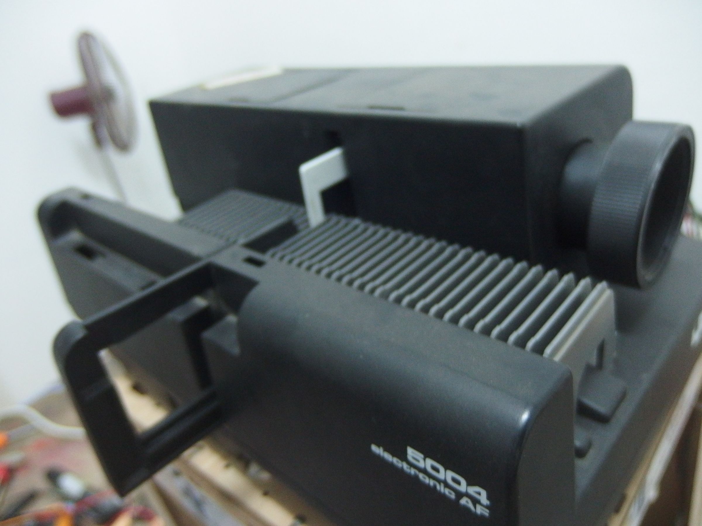 Convert a 40 Years Old DIA Slide Projector to a Decent DIY Projector