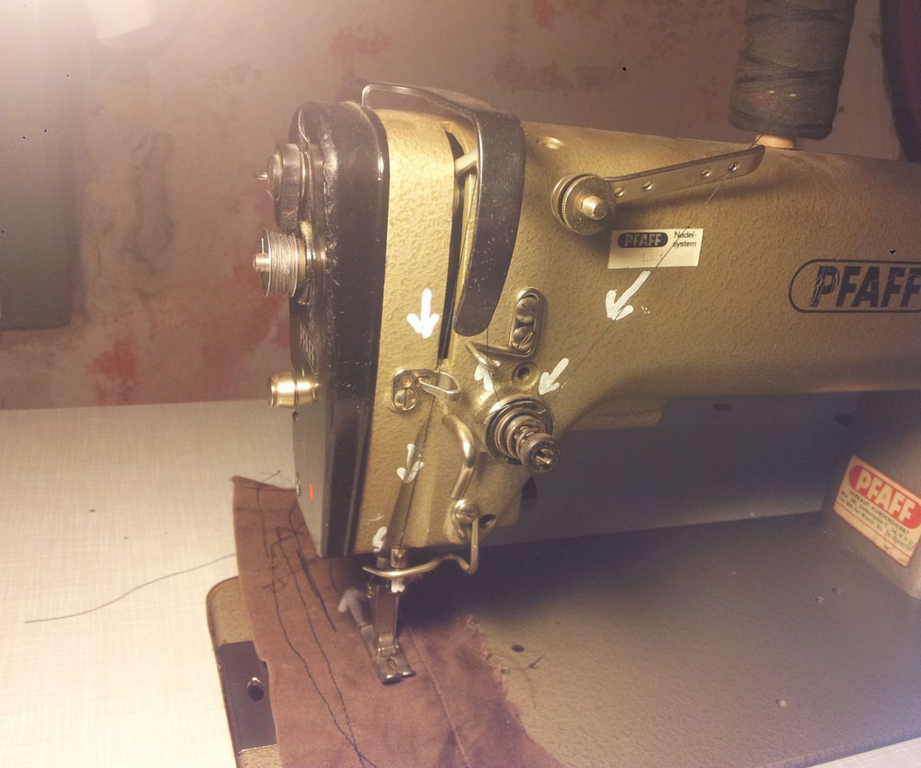 Getting Started on a Pfaff 461 Industrial Sewing Machine 3 Steps