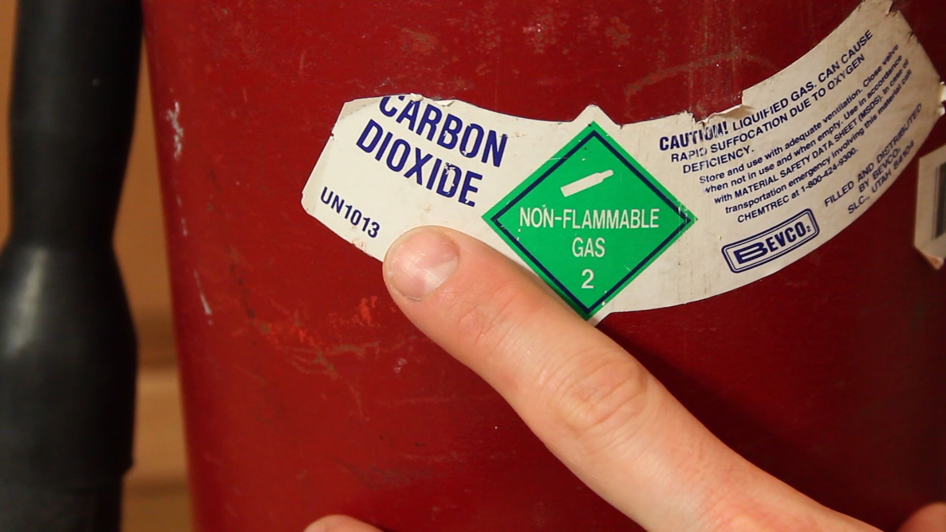 How to Make Dry Ice With a Fire Extinguisher! 5 Steps (with