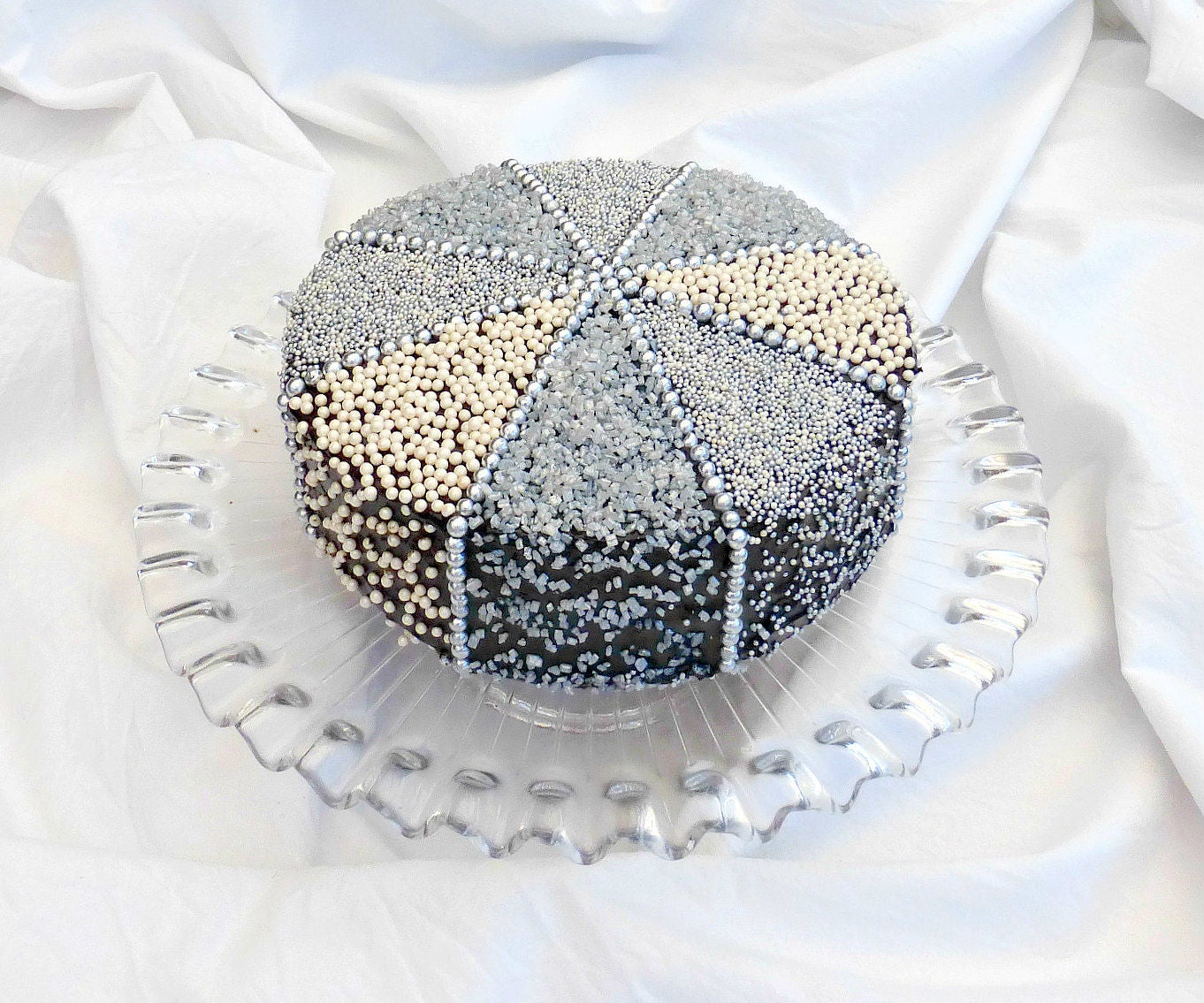 Sparkly Silver Decorated Cake 5 Steps Instructables