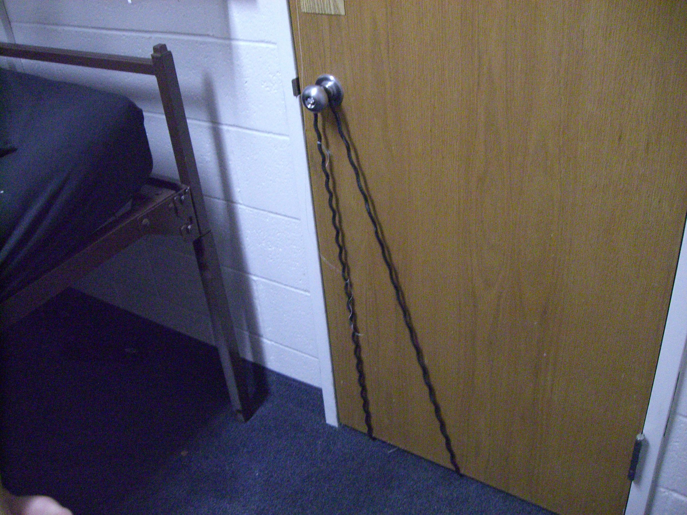 How to Open a Locked Door the Macgyver Way. 8 Steps (with Pictures