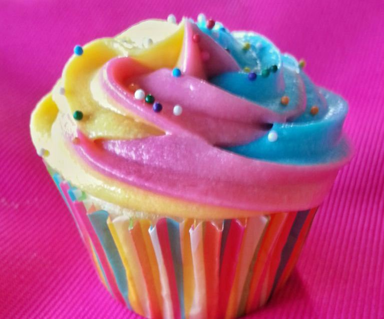 Step-by-step guide for rainbow swirl icing DIY Project DIY project