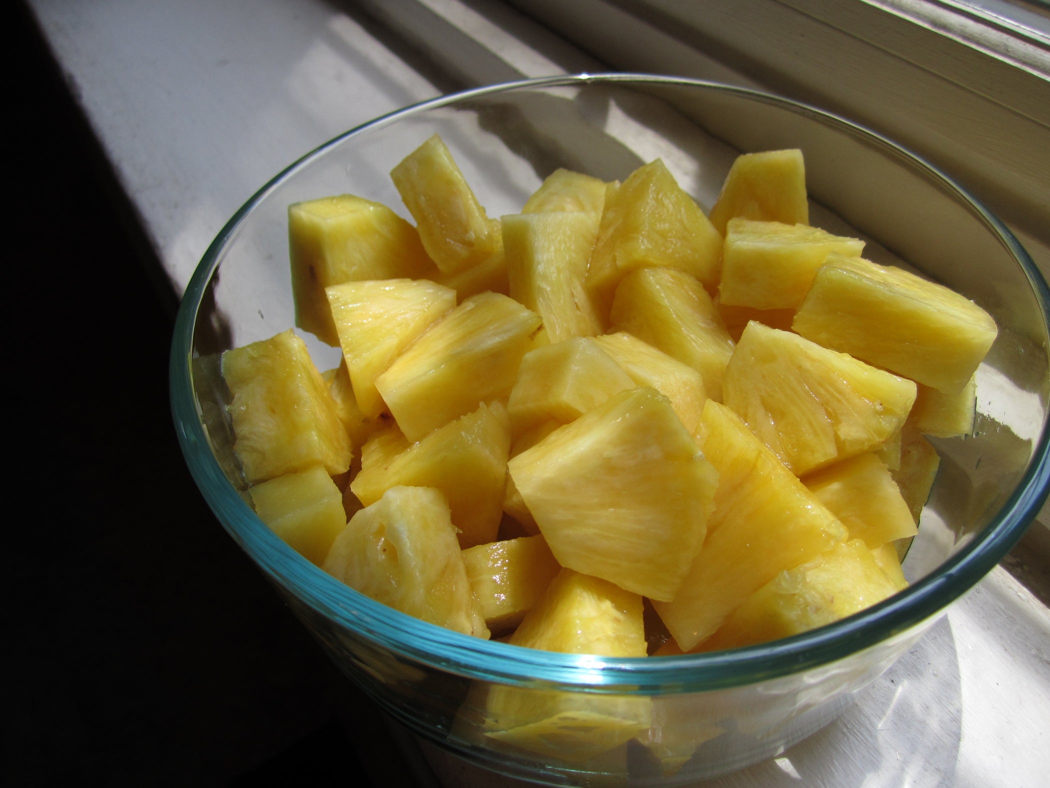 How To Cut Up a Pineapple! 9 Steps (with Pictures) Instructables