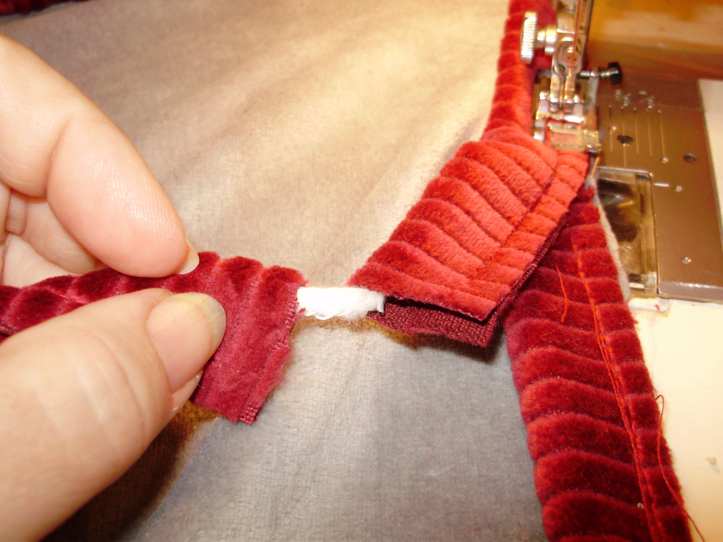 How to Make a Pillow With Corded Trim 5 Steps (with Pictures