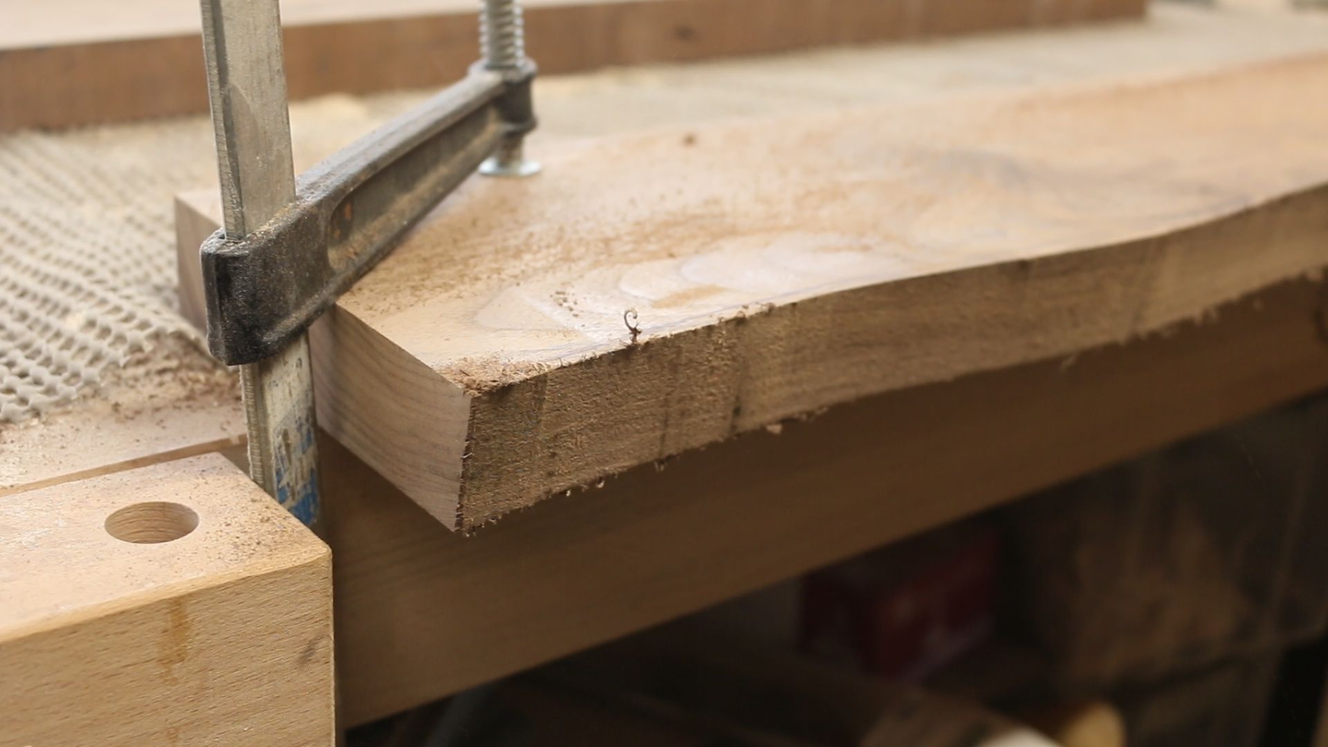 Паз в доске своими руками. Фреза шип-паз на циркулярку. Соединение шип паз ручным фрезером по дереву. Шип паз на циркулярке приспособа. Как доску сделать в паз лобзиком.