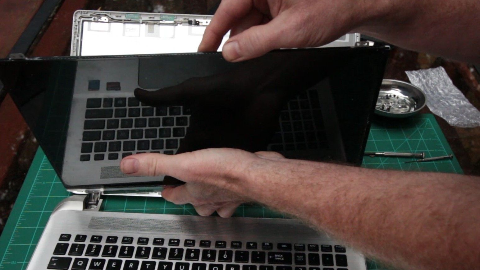 Replacing A Laptop Screen Cable 11 Steps Instructables