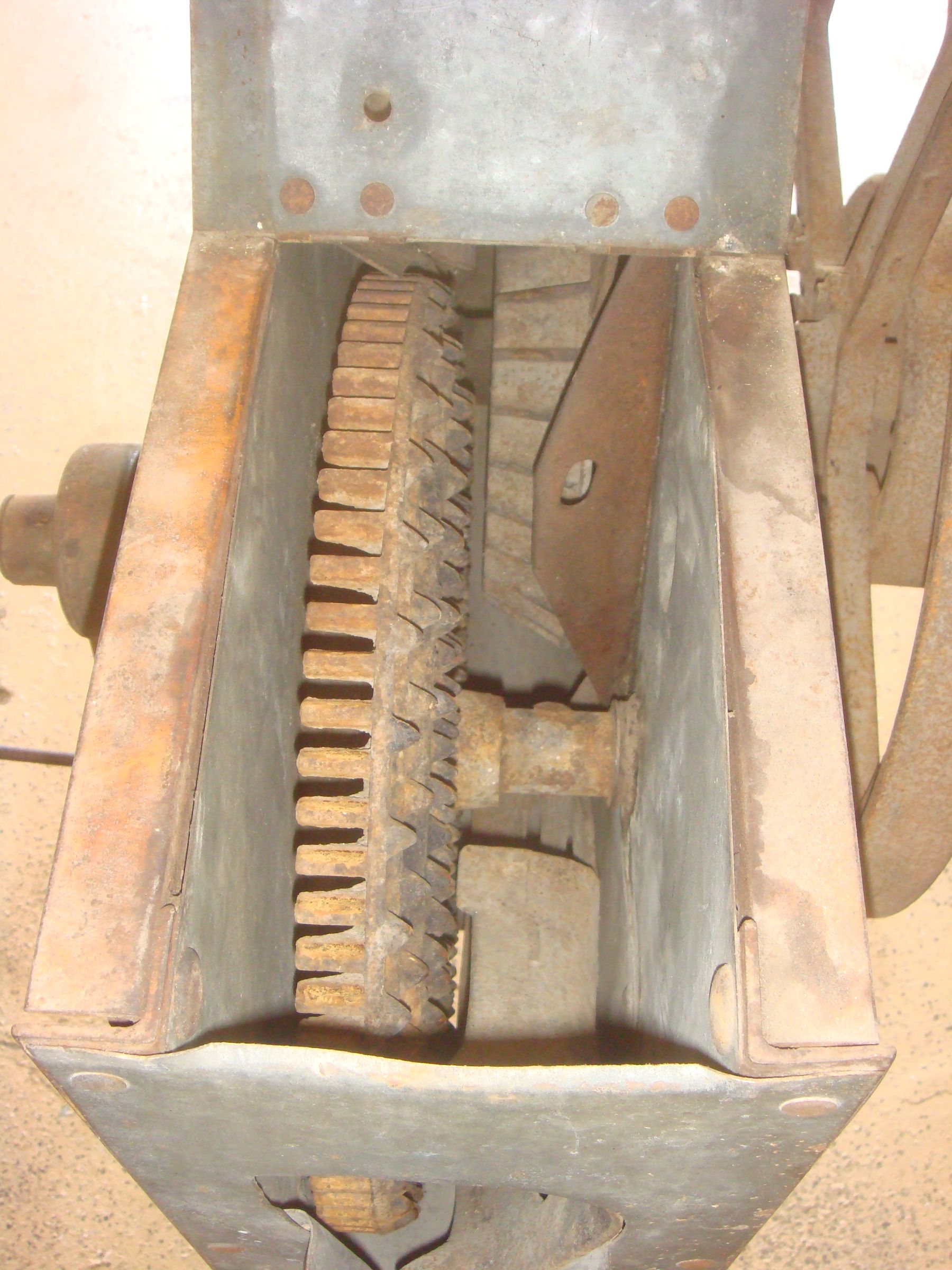 Reconditioning New Idea Corn Sheller 8 Steps (with Pictures