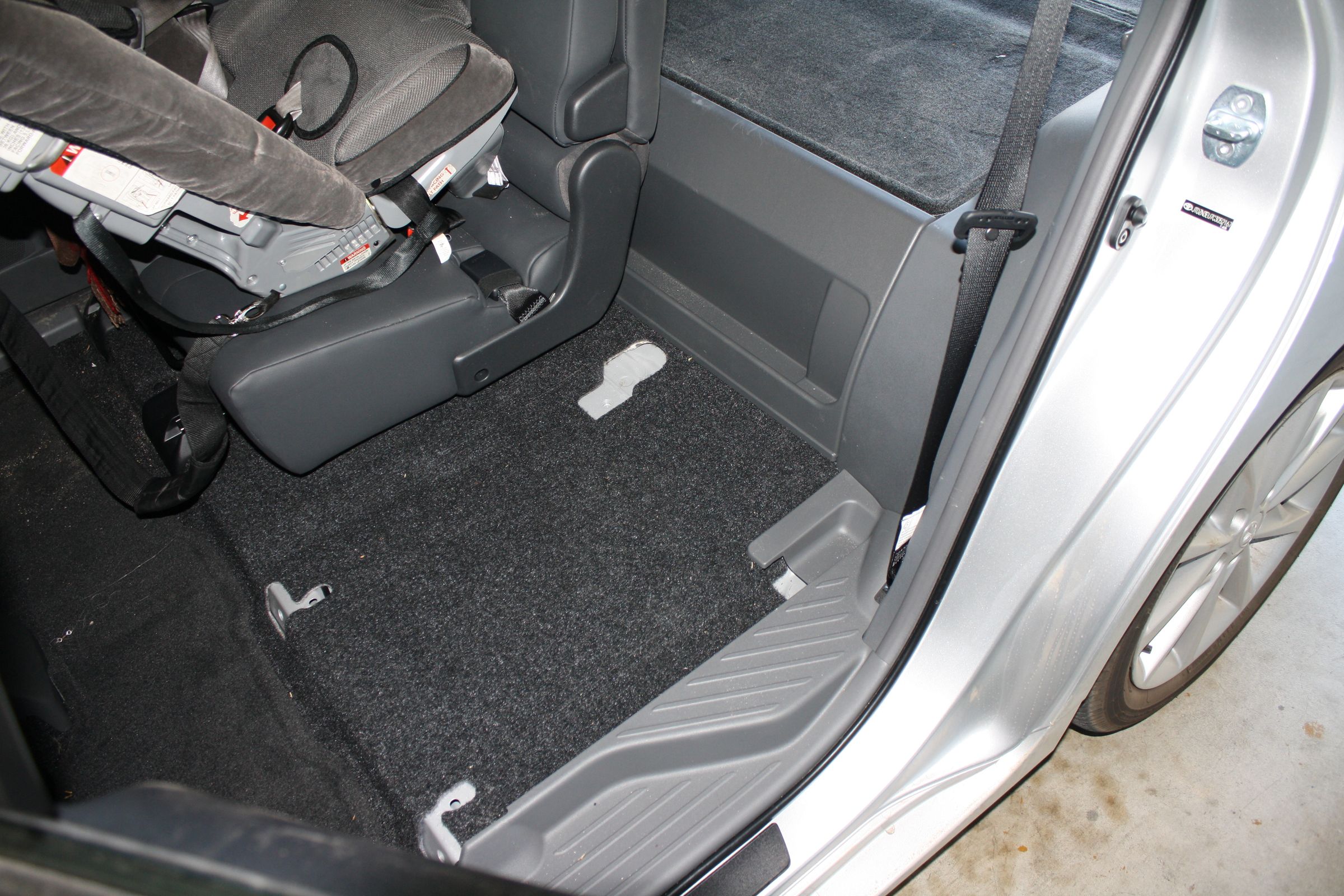 How to Remove the Rear Seats From a Toyota Prius V 3 Steps (with