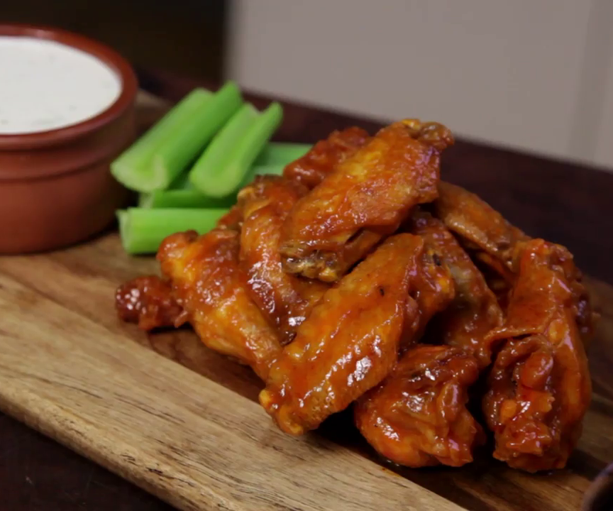 How to Cook Buffalo Wings With Blue Cheese Dip