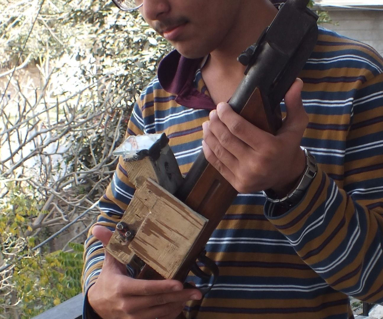 DIY guide for Reflex sight with parallax effect (left unfinished) with step-by-step instructions