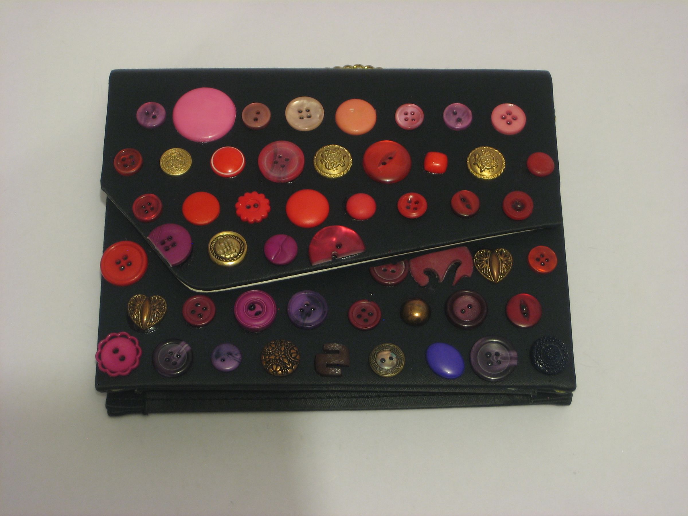 Decorate a Purse With Colourful Buttons 6 Steps (with Pictures