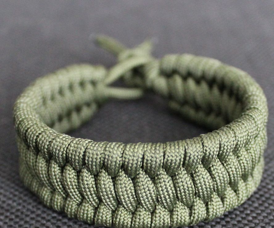 Step-by-step guide for making a trilobite bracelet from a paracord DIY Project DIY project
