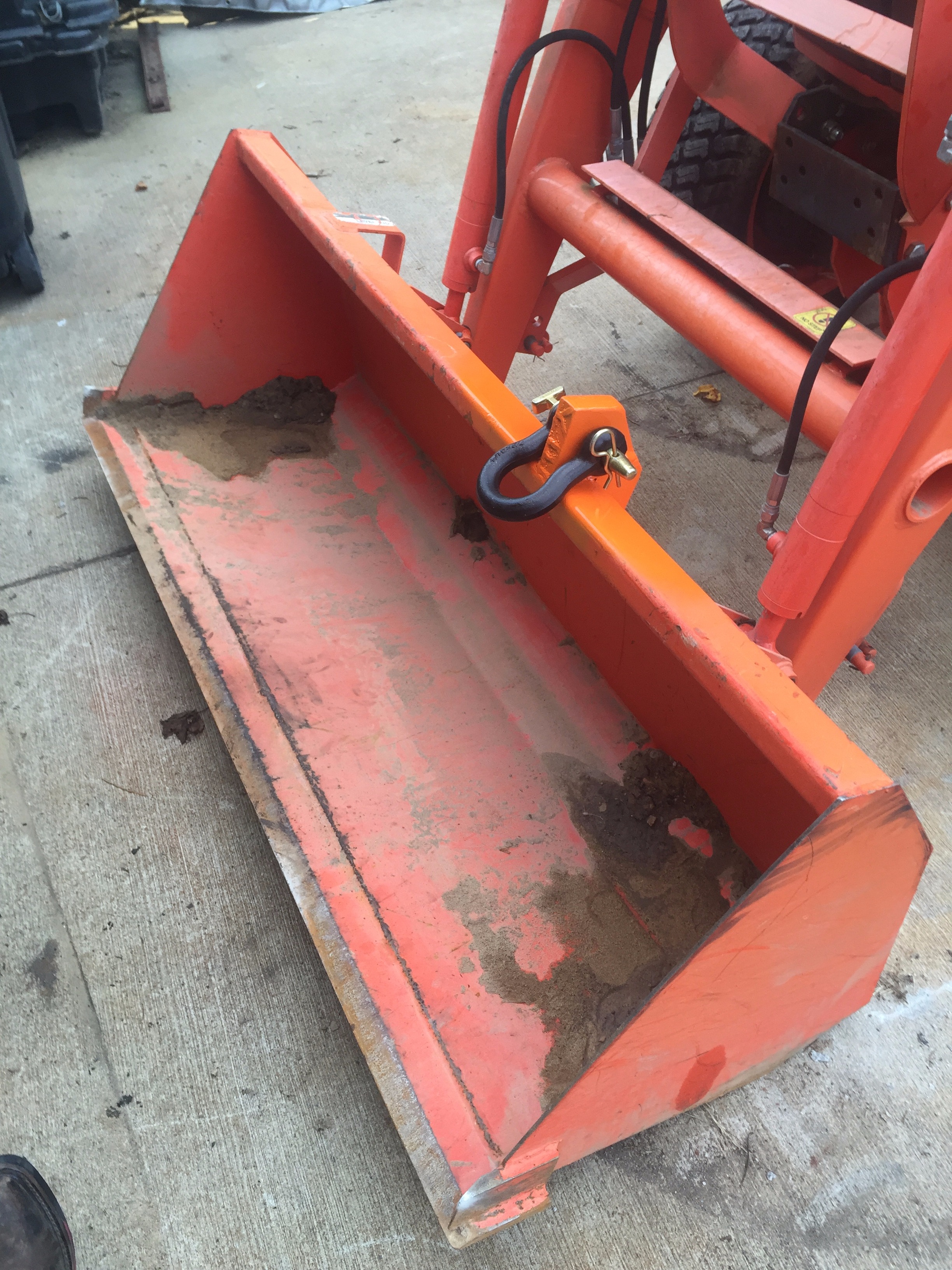 Tractor Bucket Attachment Point (Let's Lift Heavy Stuff!) 8 Steps