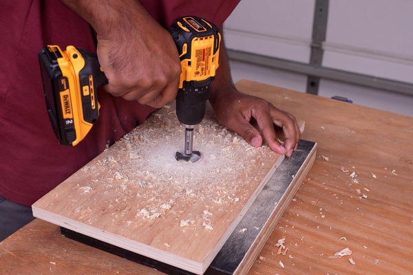 Transfira os furos da placa do roteador para a mesa do roteador