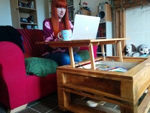 Mesa de centro de paletas com parte superior de elevação e trem de pouso