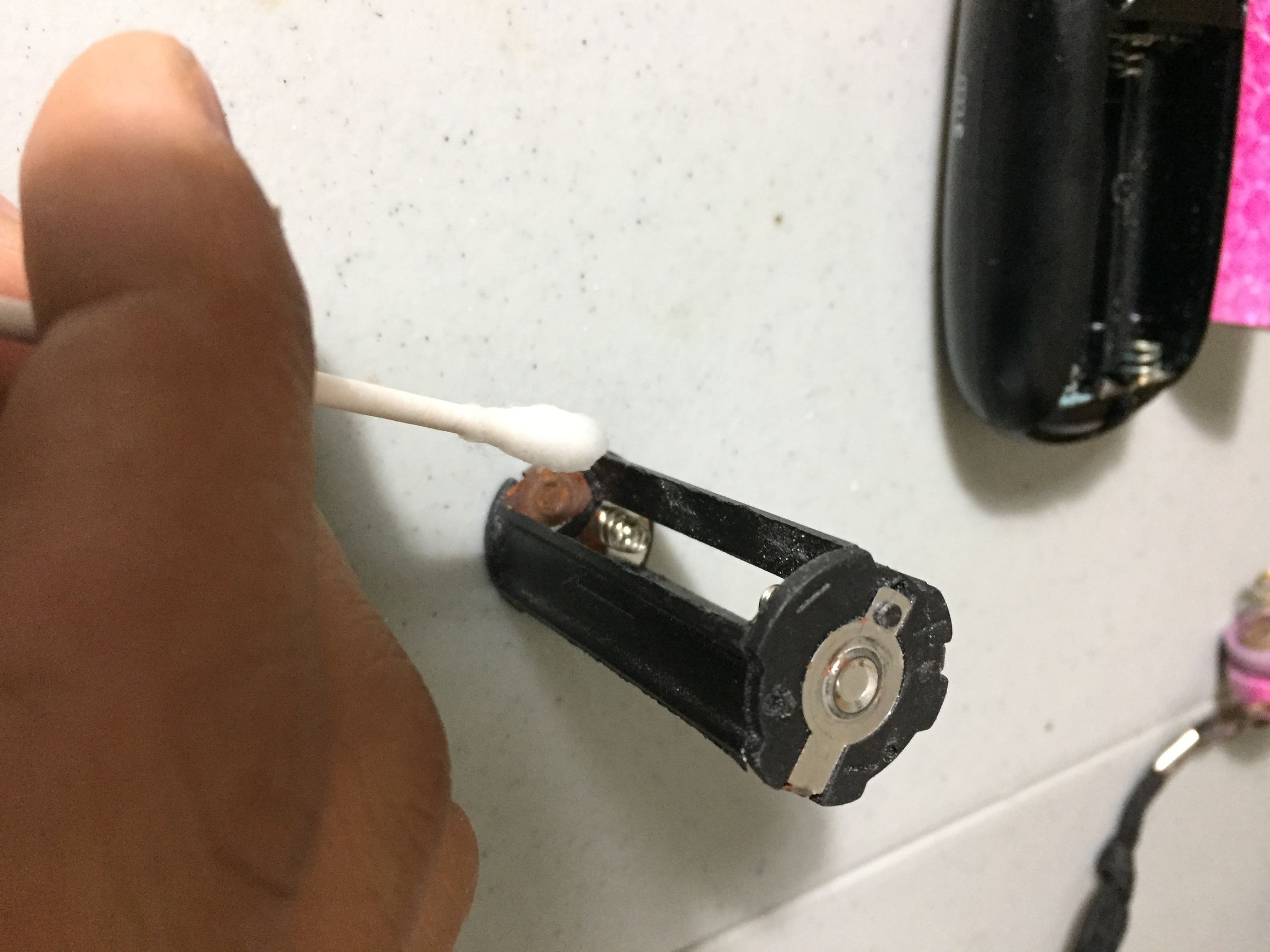 Cleaning Battery Sockets With Vinegar 4 Steps Instructables