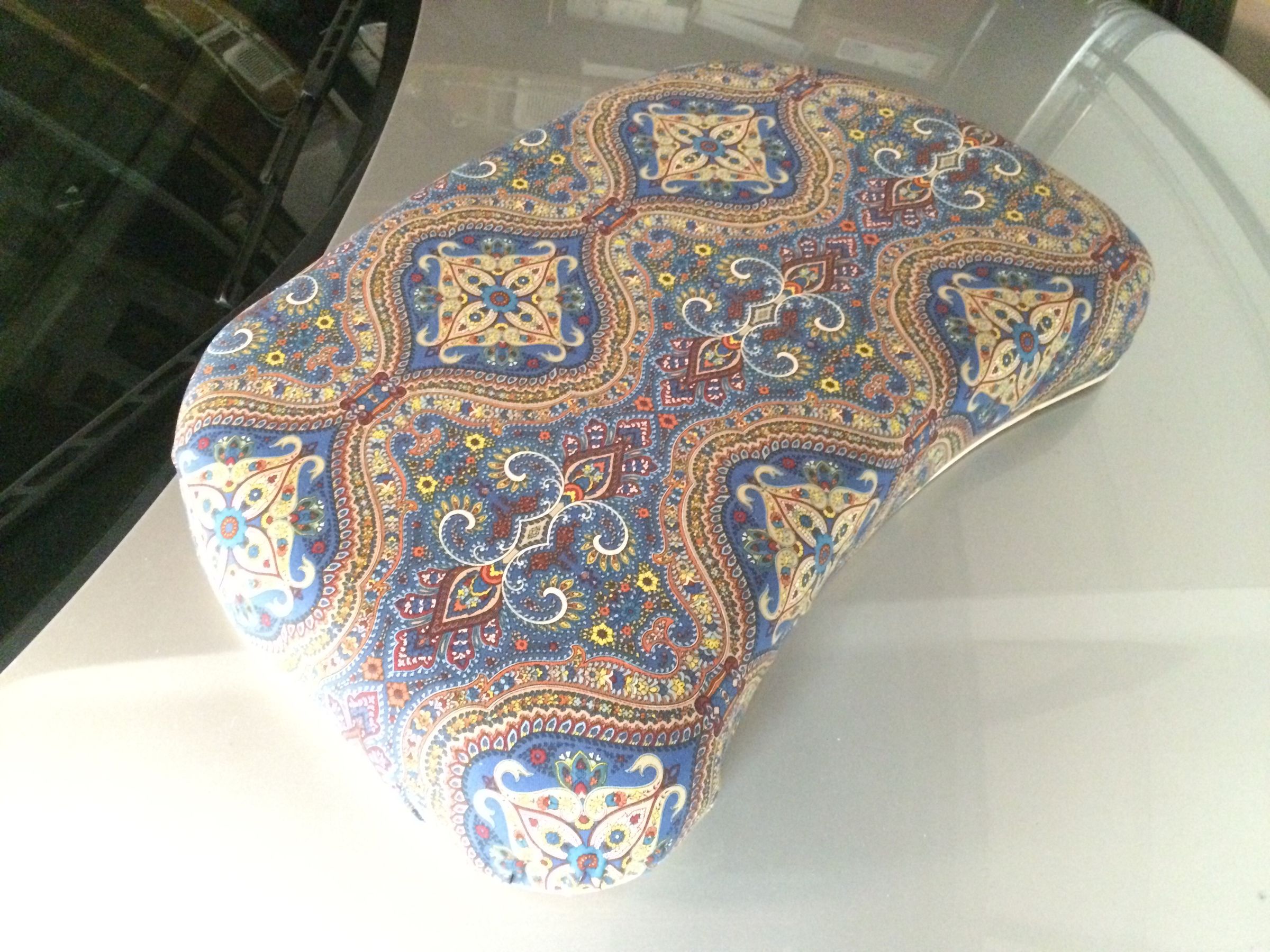 Mesa de colo e almofada decorativa