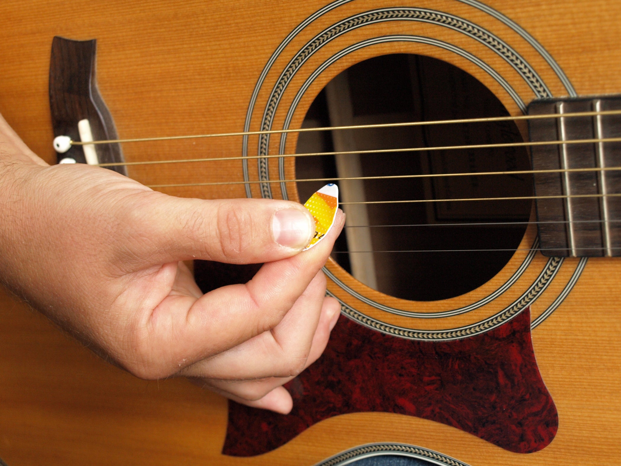 Guitar Pick (/plectrum) From Old Credit Card / Bank Card 3 Steps