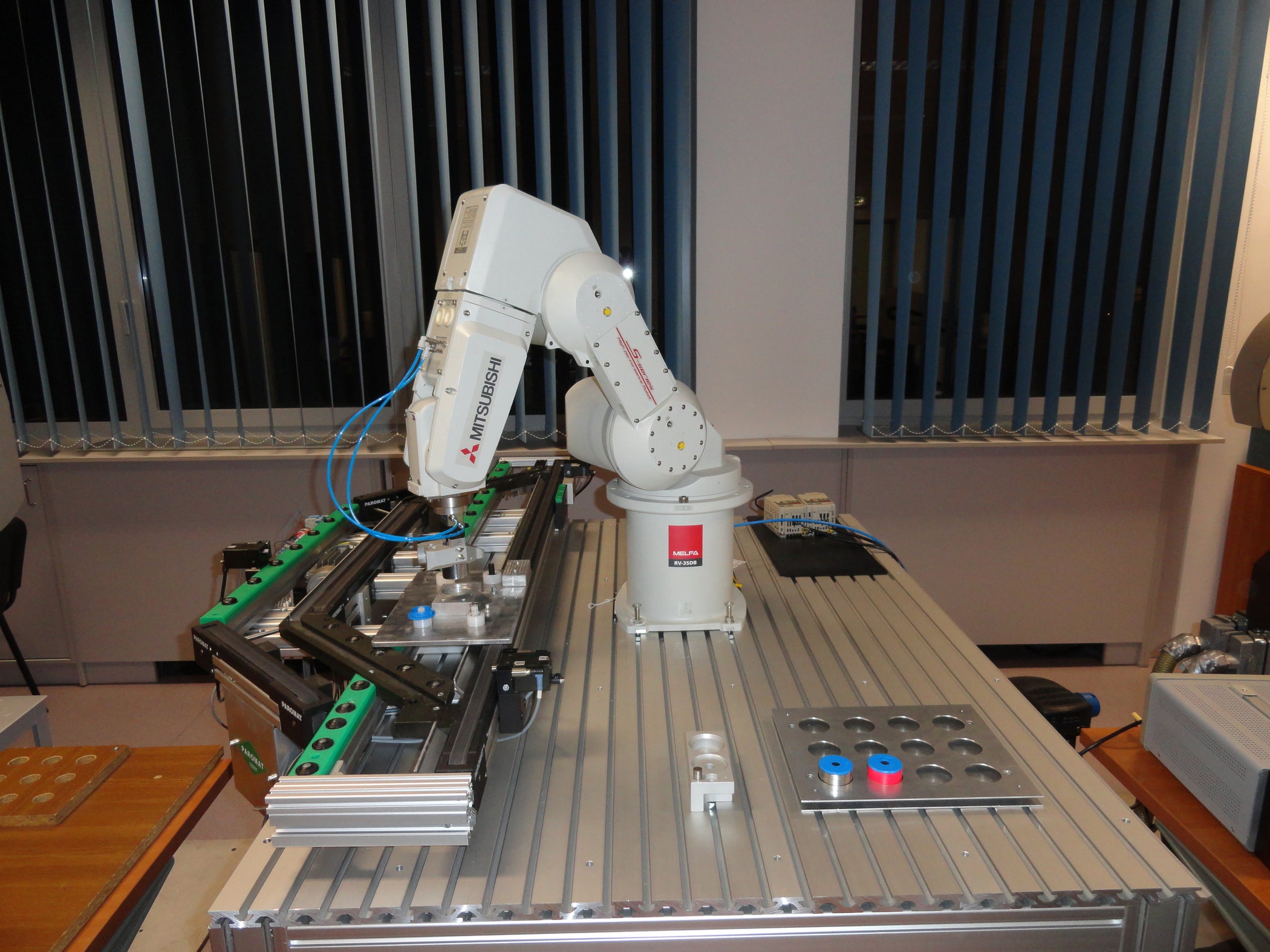 Robotic Arm With Conveyor, Able to Assembly Work Pieces Underway 9