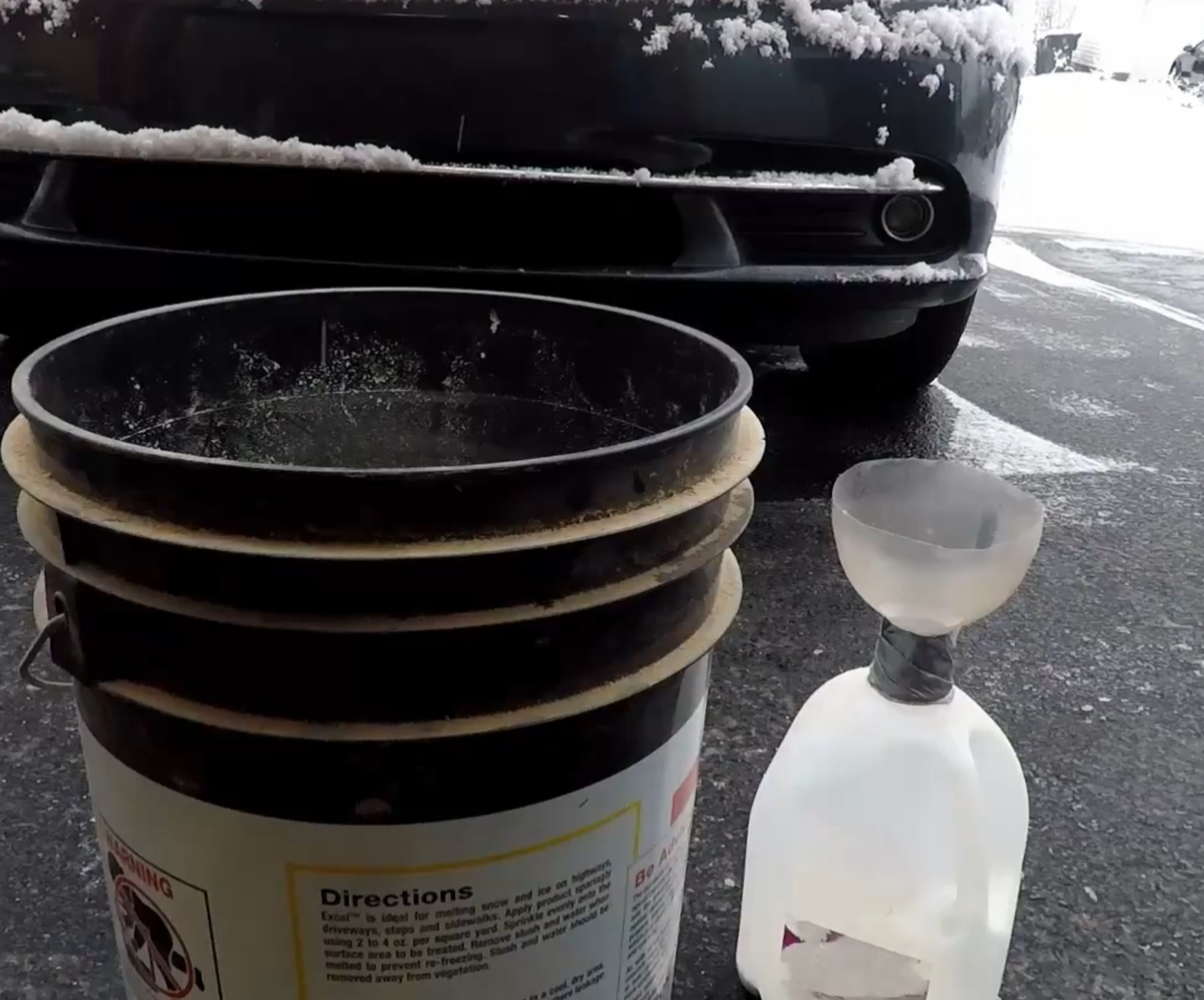 Step-by-step guide for ice melt or fertilizer spreader made from discarded materials DIY Project DIY project