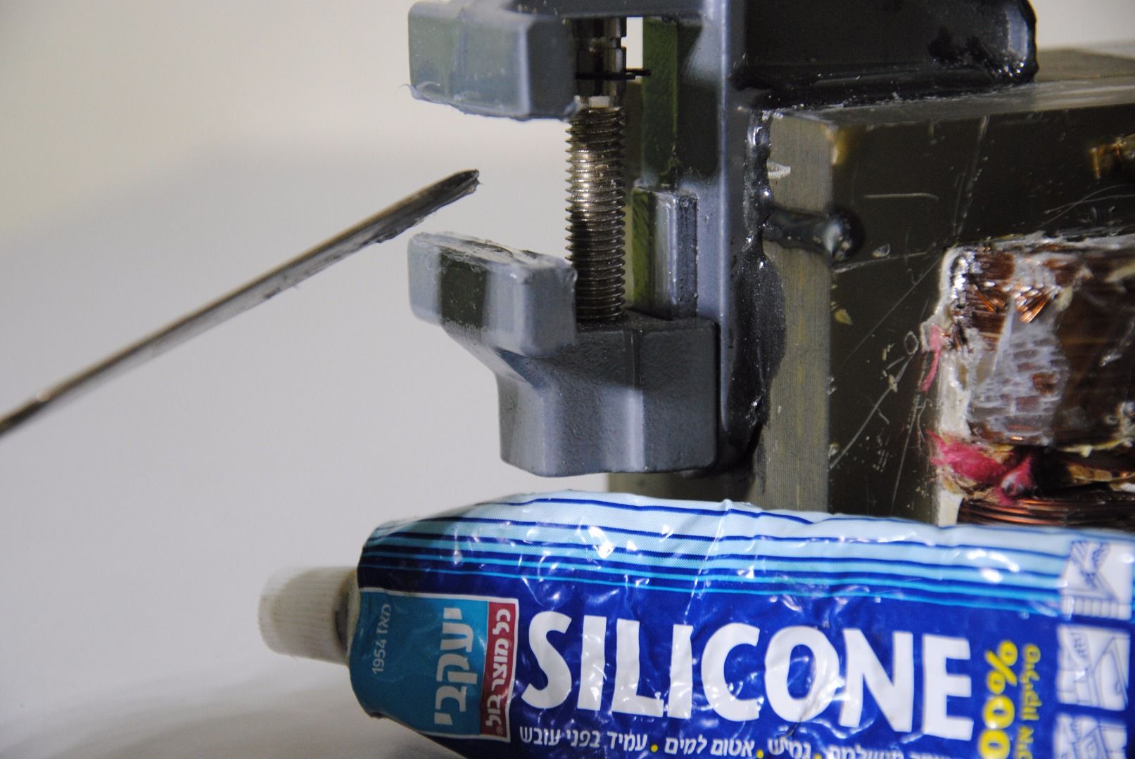 WAVE the World's Simplest DIY Soldering Vise! (PCB Helping Hands) 6