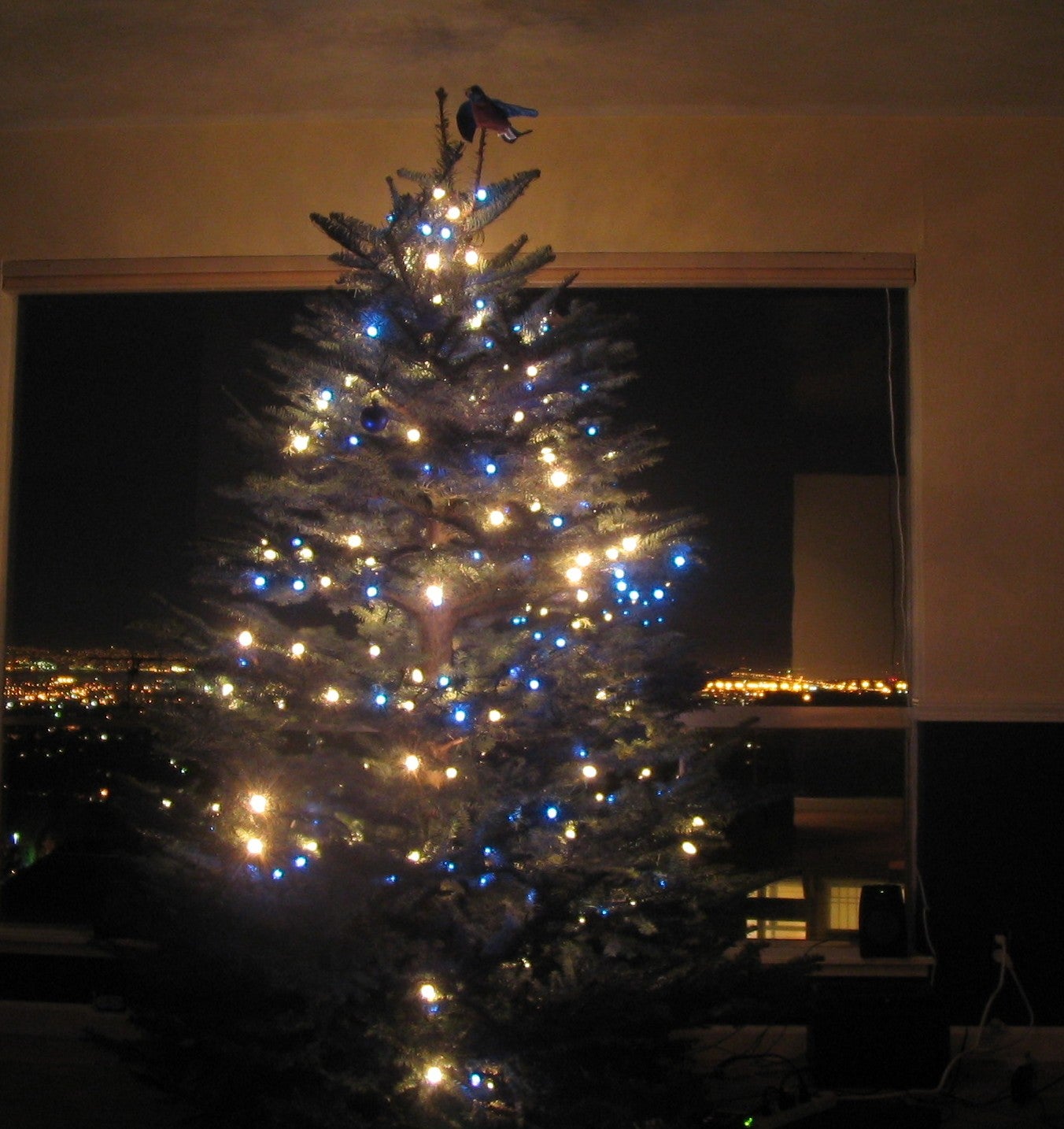 Computercontrolled Musicsynchronized Flashing Christmas Tree Lights