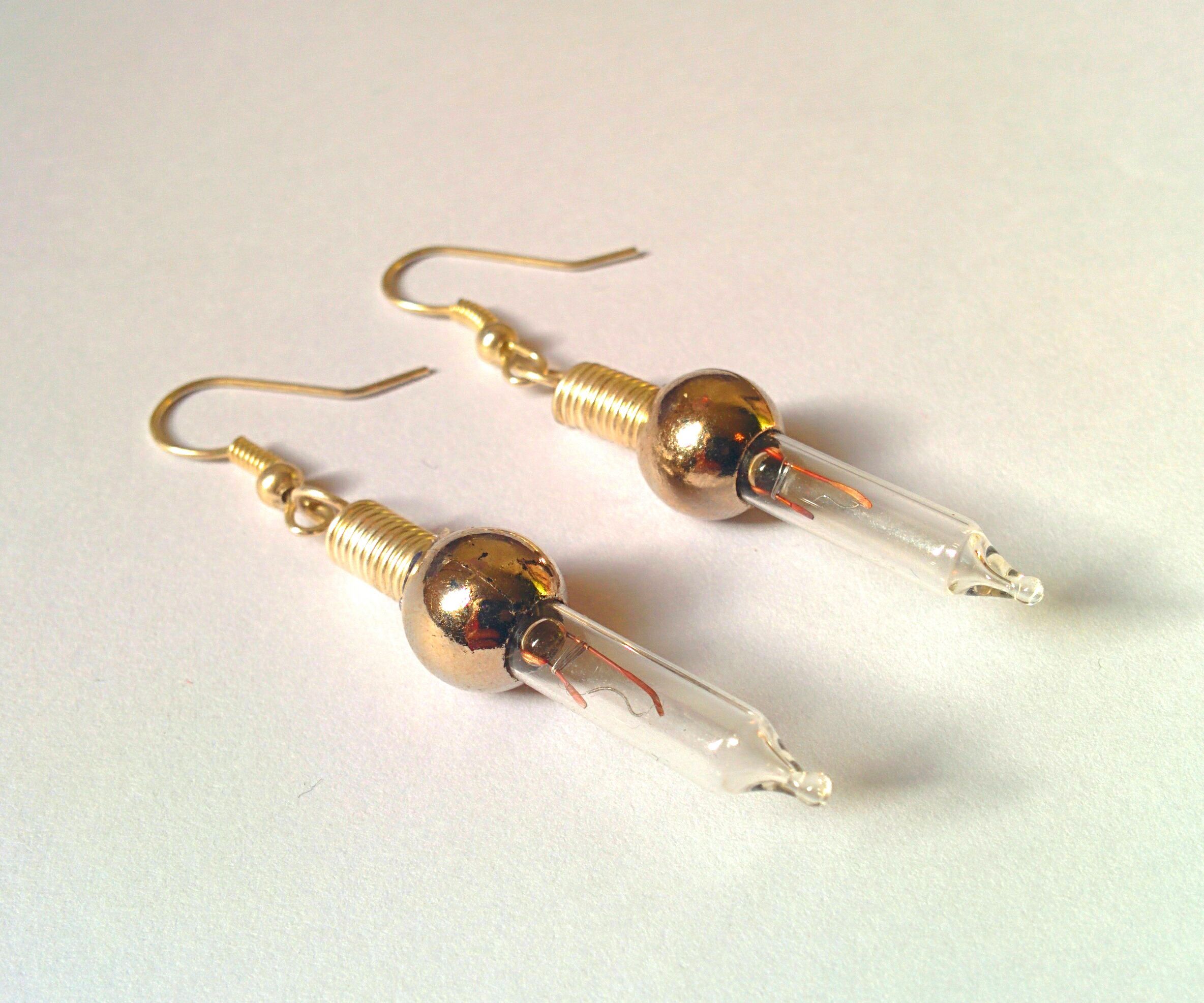 DIY guide for How to make earrings using old x-mas lights bulb with step-by-step instructions