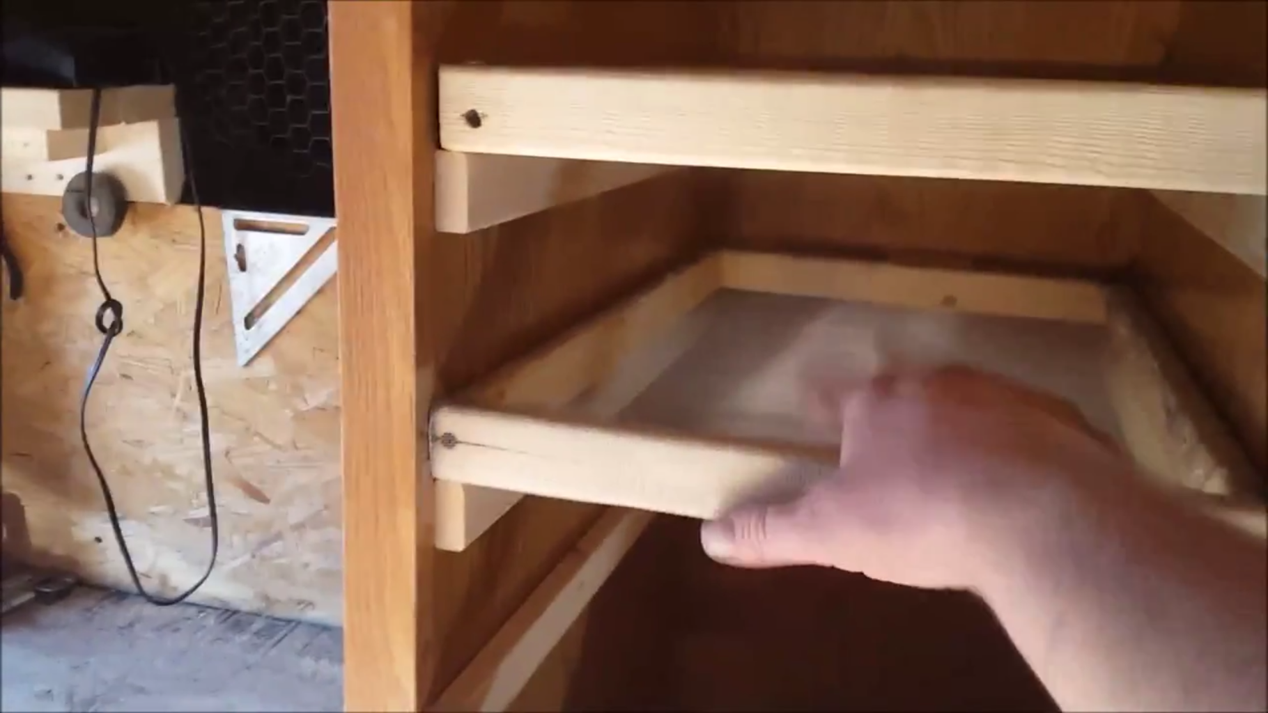 Dehydrator Made From a Kitchen Cupboard. 4 Steps (with Pictures