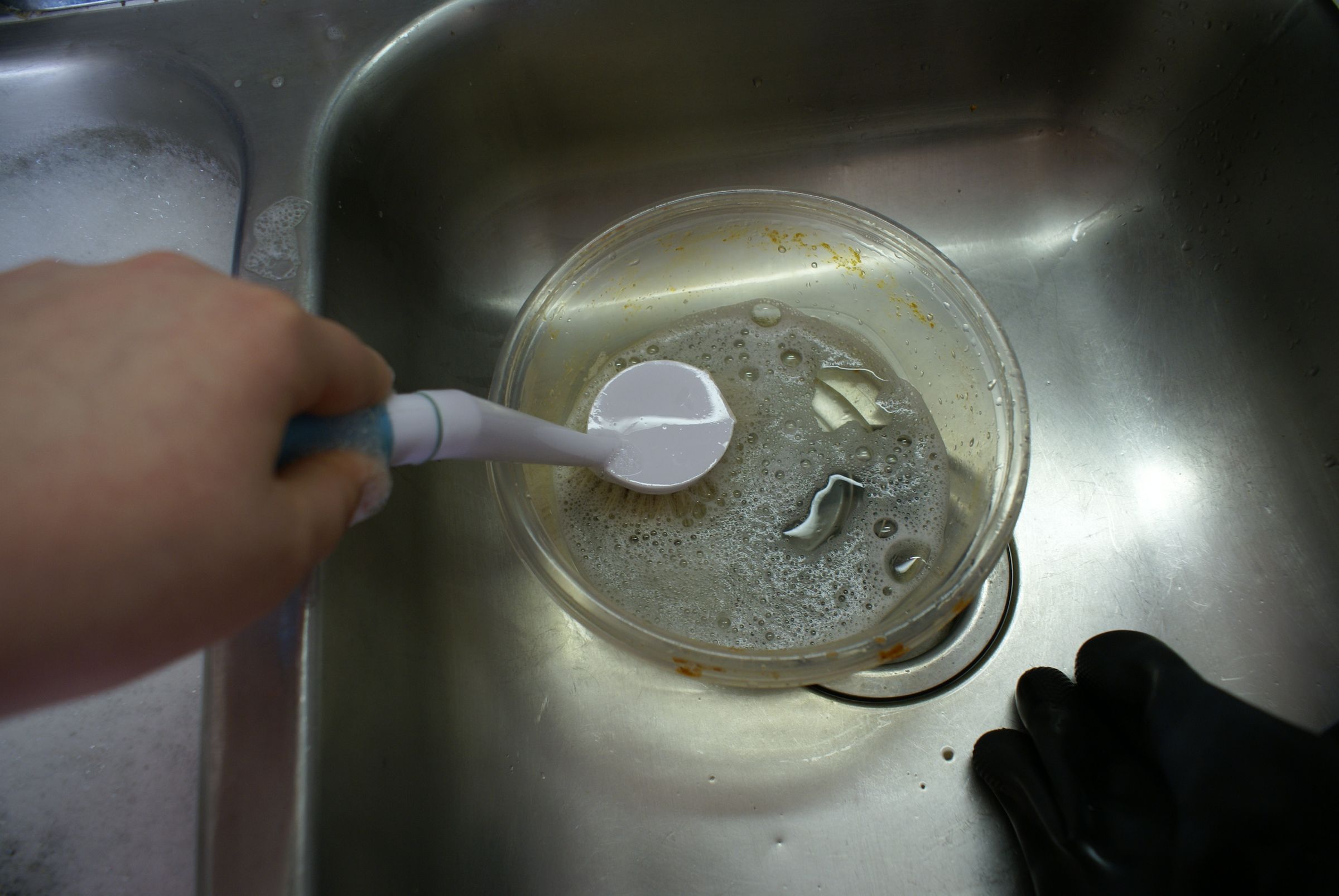 How to Successfully Clean a Nasty Plastic Bowl Stain. 4 Steps