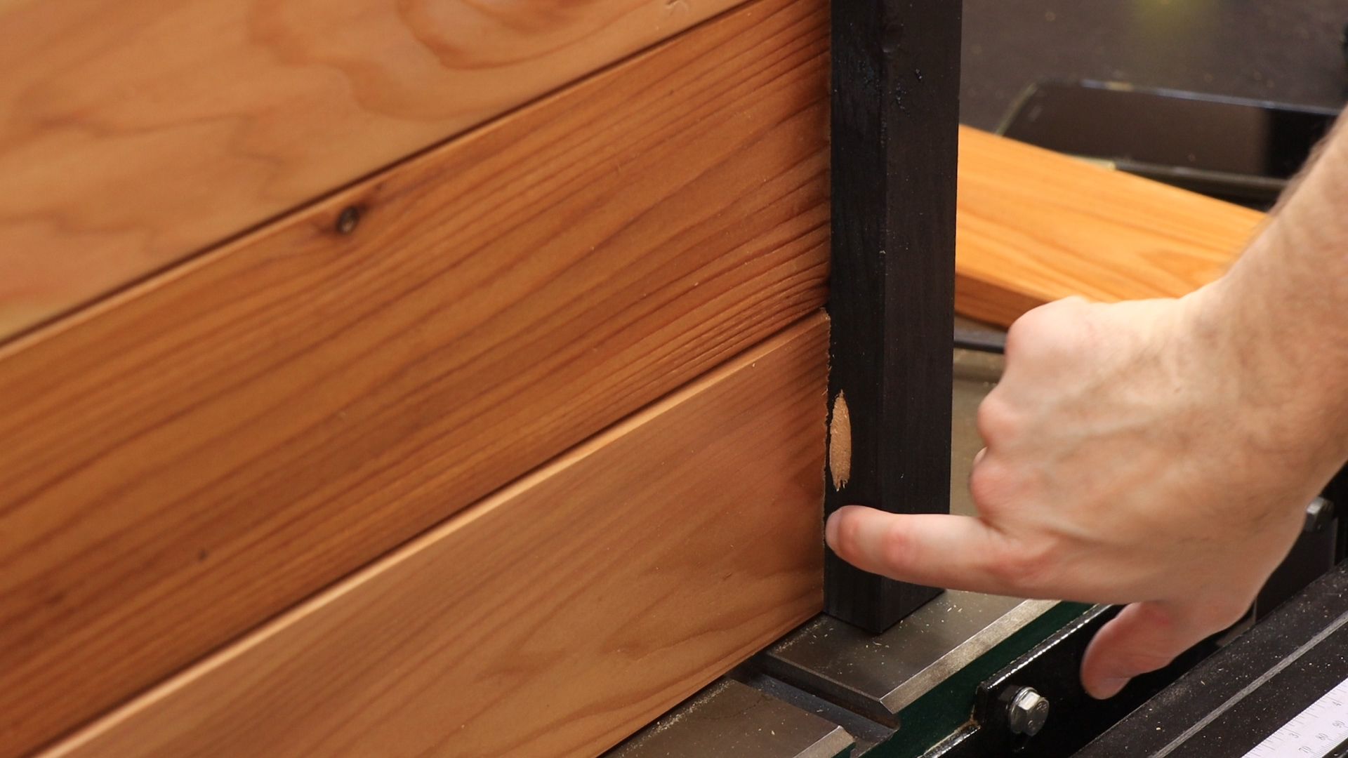 Befestigen Sie die Seitengurte!