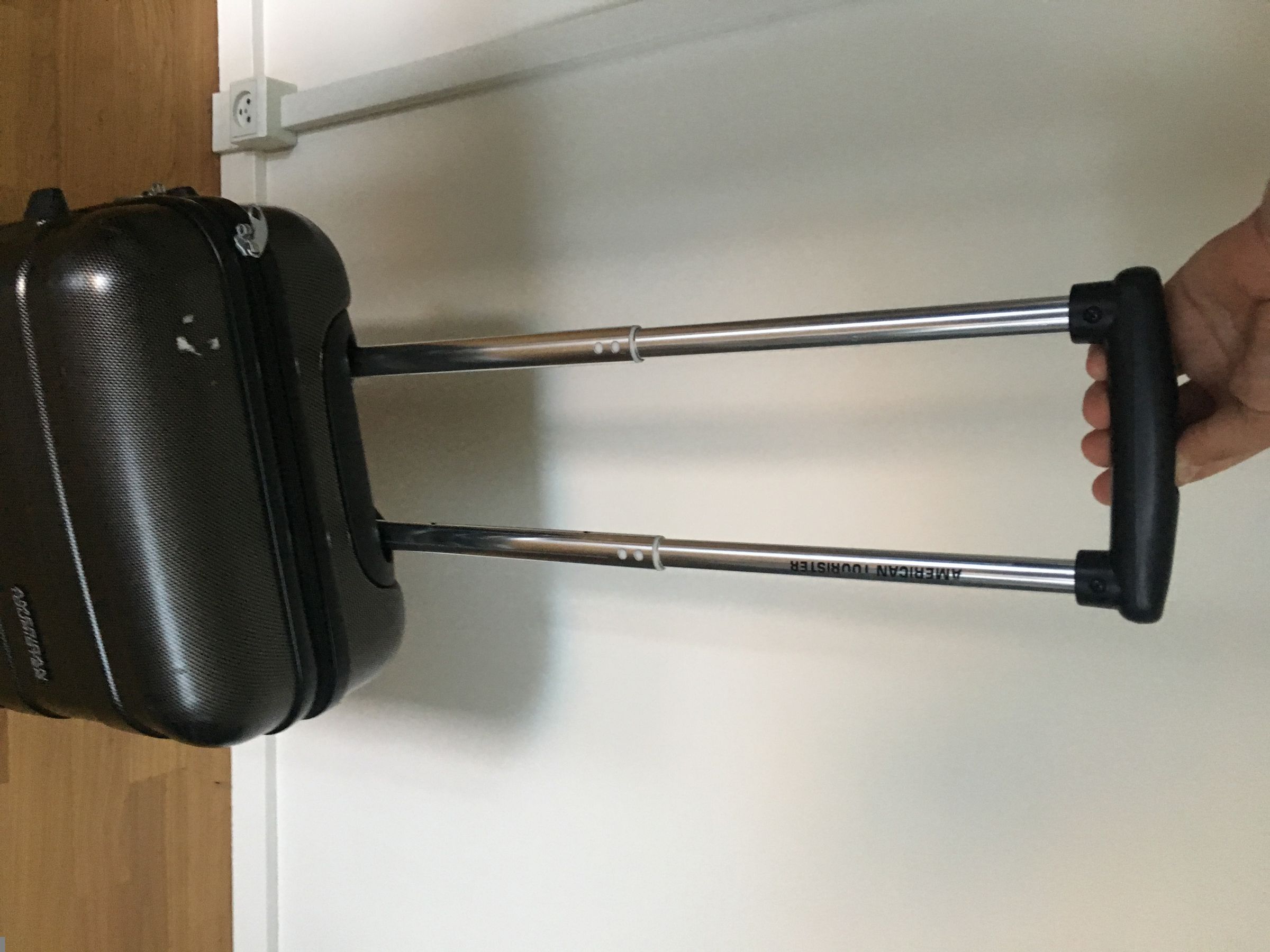 Luggage Handle Quick Fix : 4 Steps 