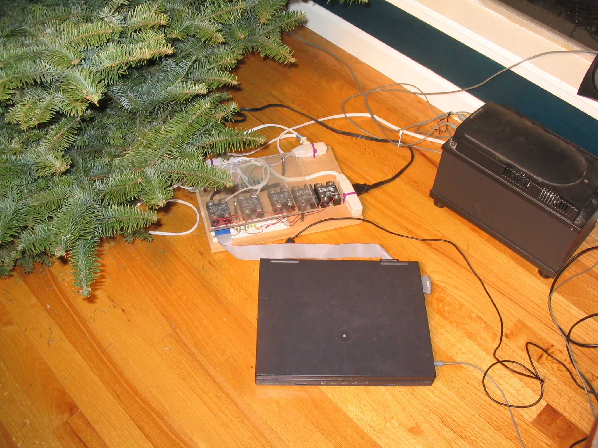 Computercontrolled Musicsynchronized Flashing Christmas Tree Lights