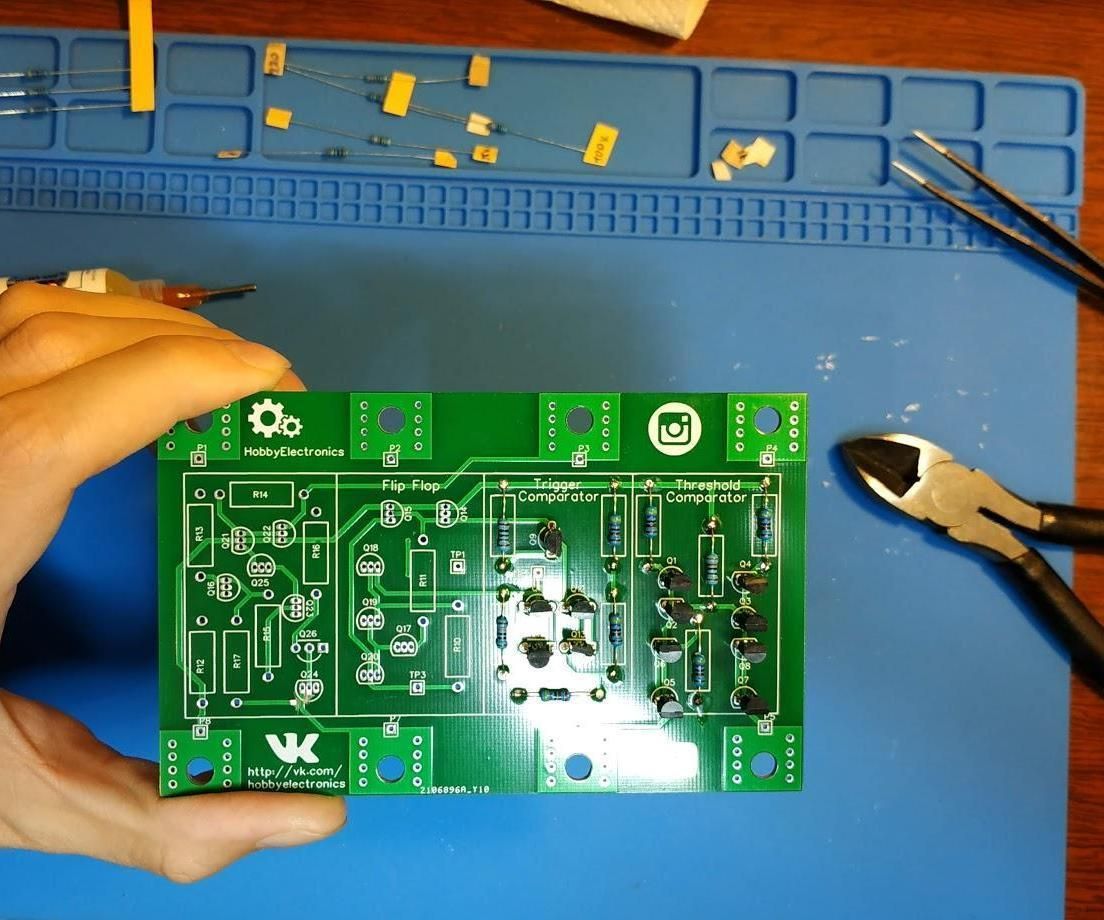Designing a 555 timer on discrete elements
