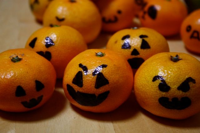 The Instant Mini Jack-o-lantern Army (made of citrus!)