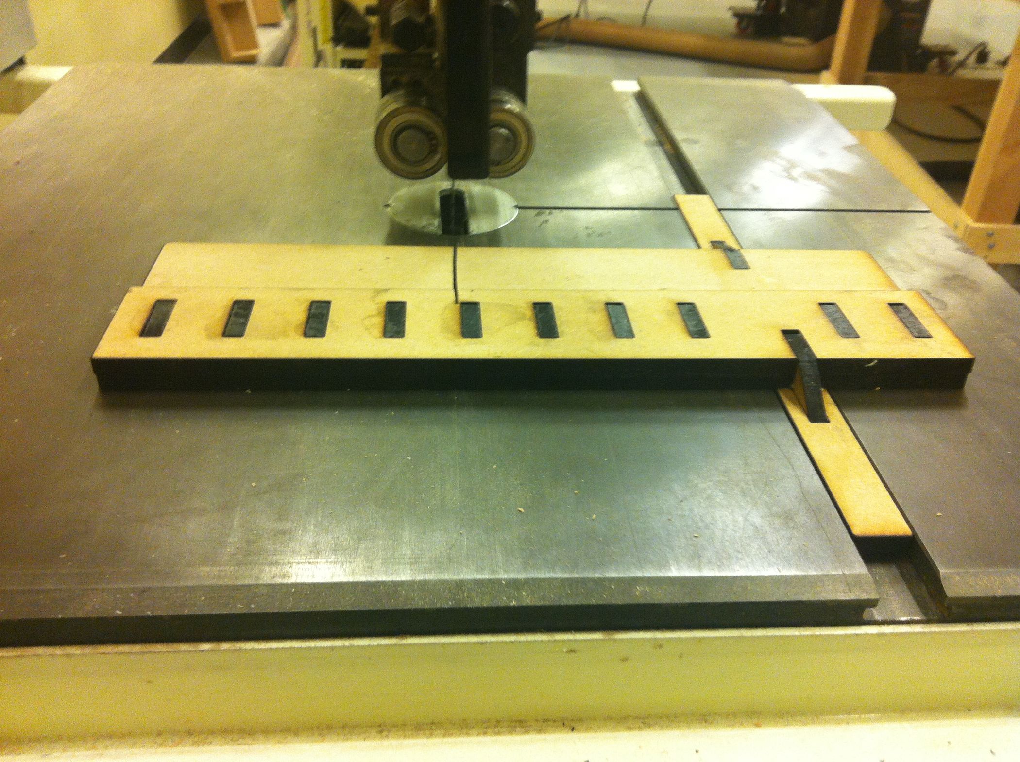 Band Saw Sled for Small Pieces of Wood... 4 Steps (with Pictures