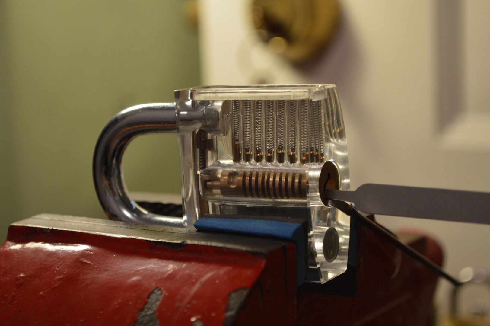 How to Pick a Lock (Basics) 3 Steps (with Pictures) Instructables