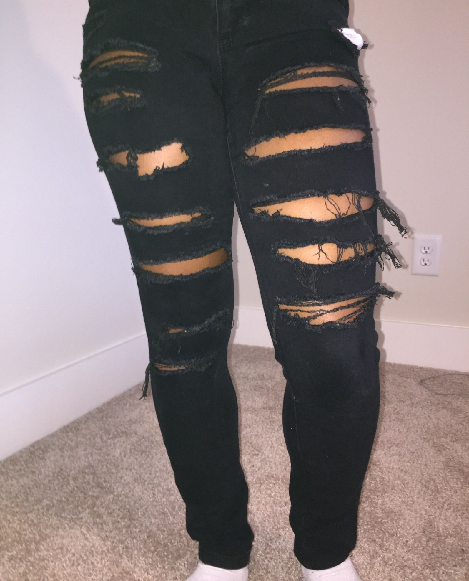 DIY Distressed Jeans : 4 Steps 