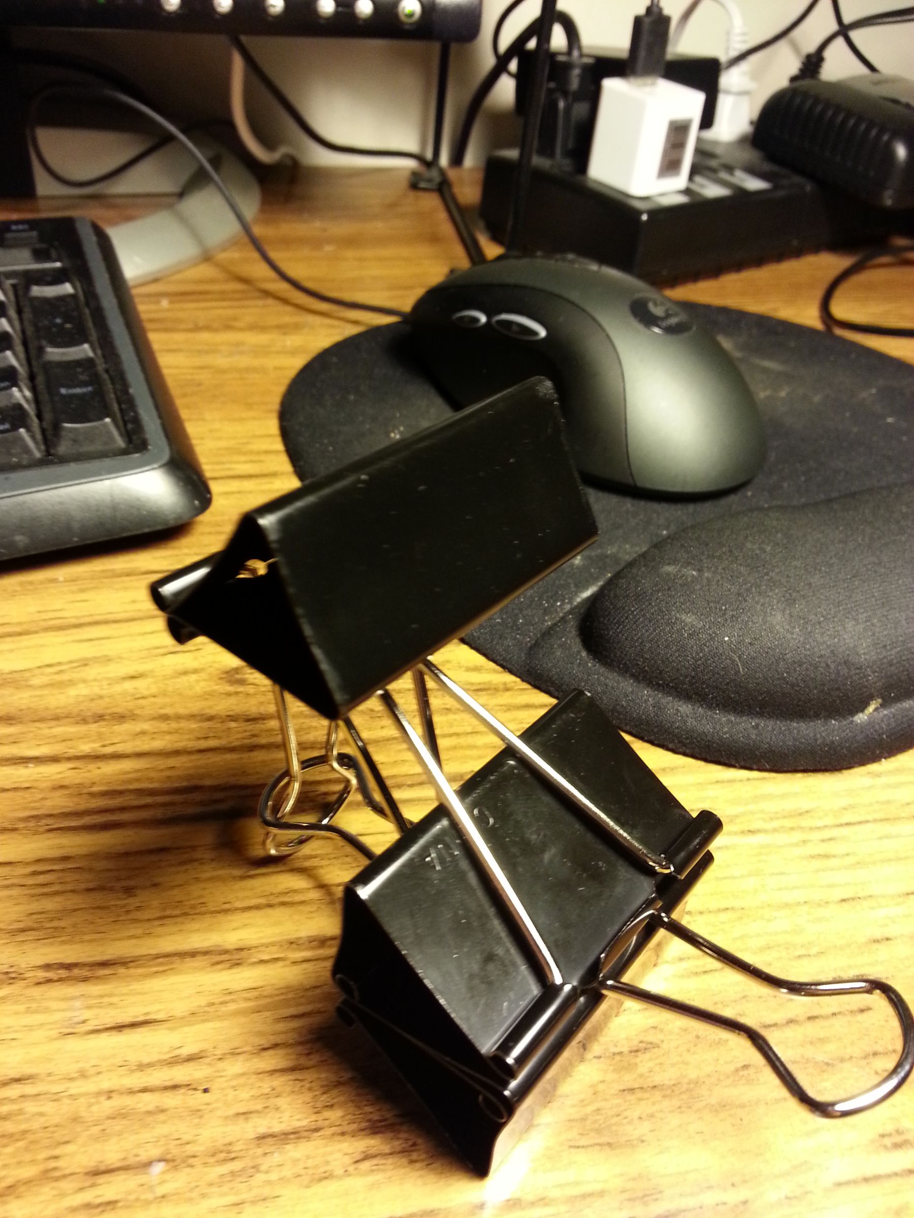 Binder Clip Phone Stand (w/Charger) 7 Steps Instructables
