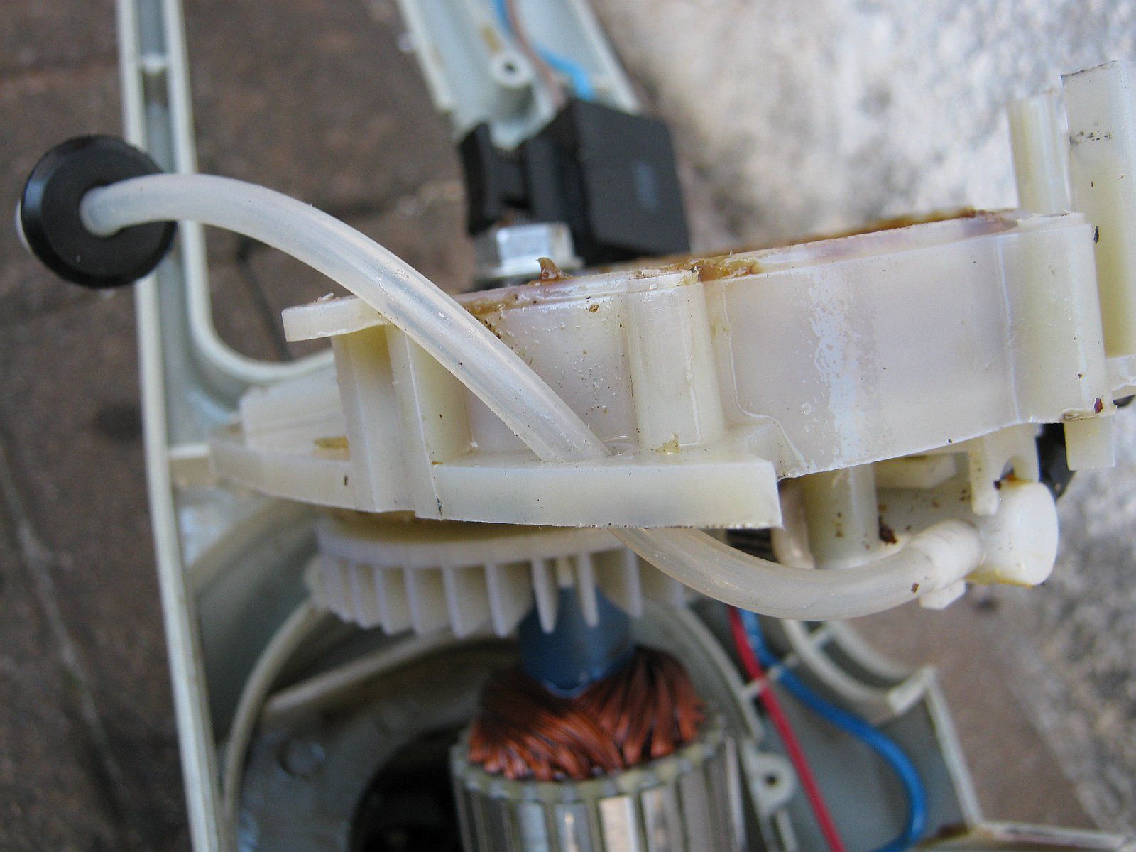Fix an Electric Chainsaw Dripping Oil 4 Steps Instructables