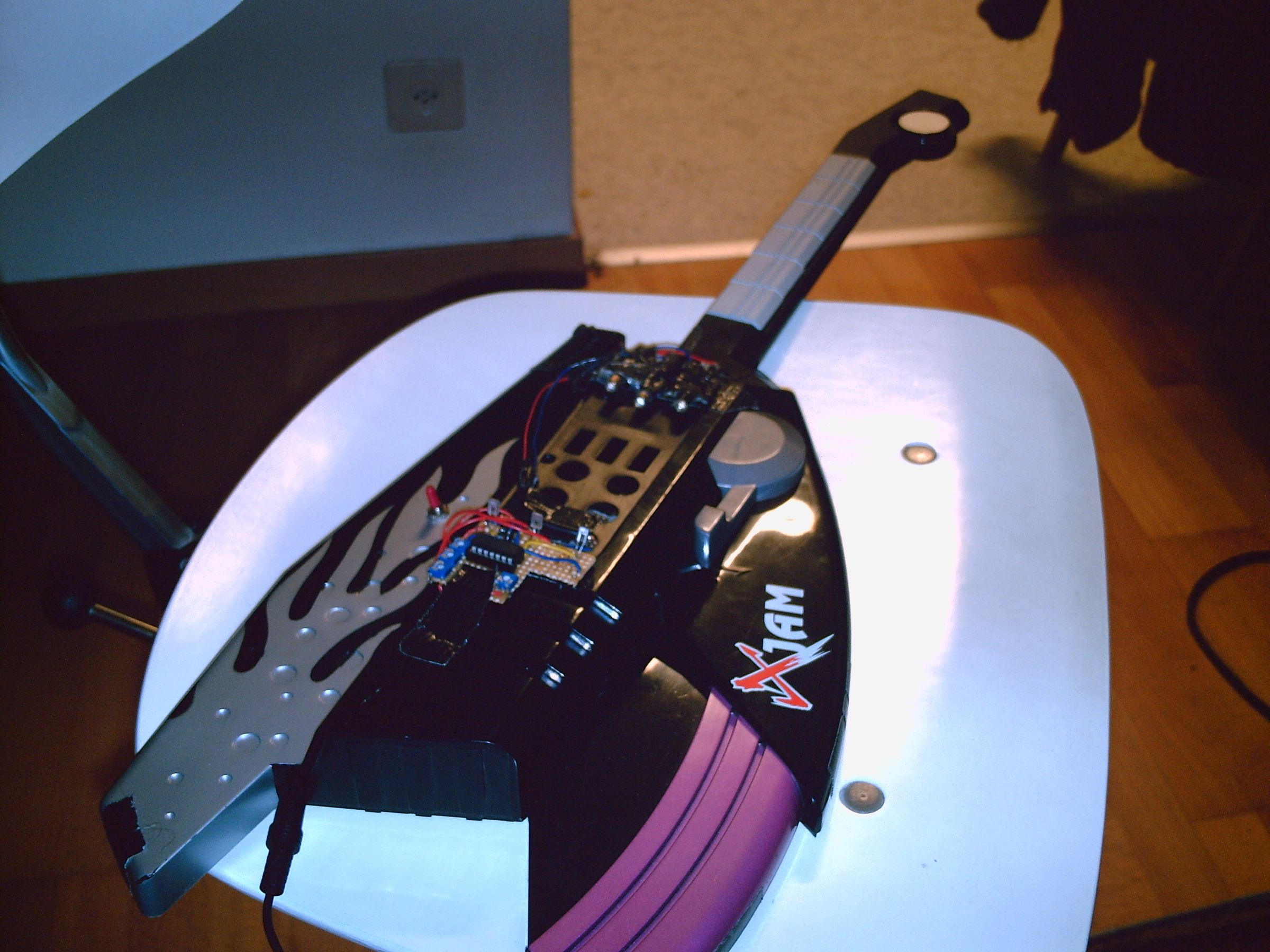 laser-synthitar from a guitar-hero-like toy guitar DIY Project DIY Project Image
