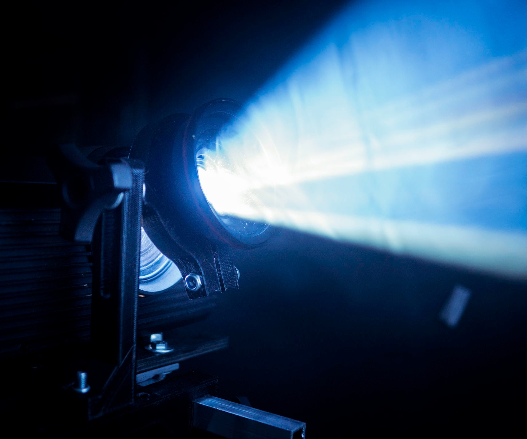 Turn a Regular Video Projector in Shortthrow Model for 40 6 Steps