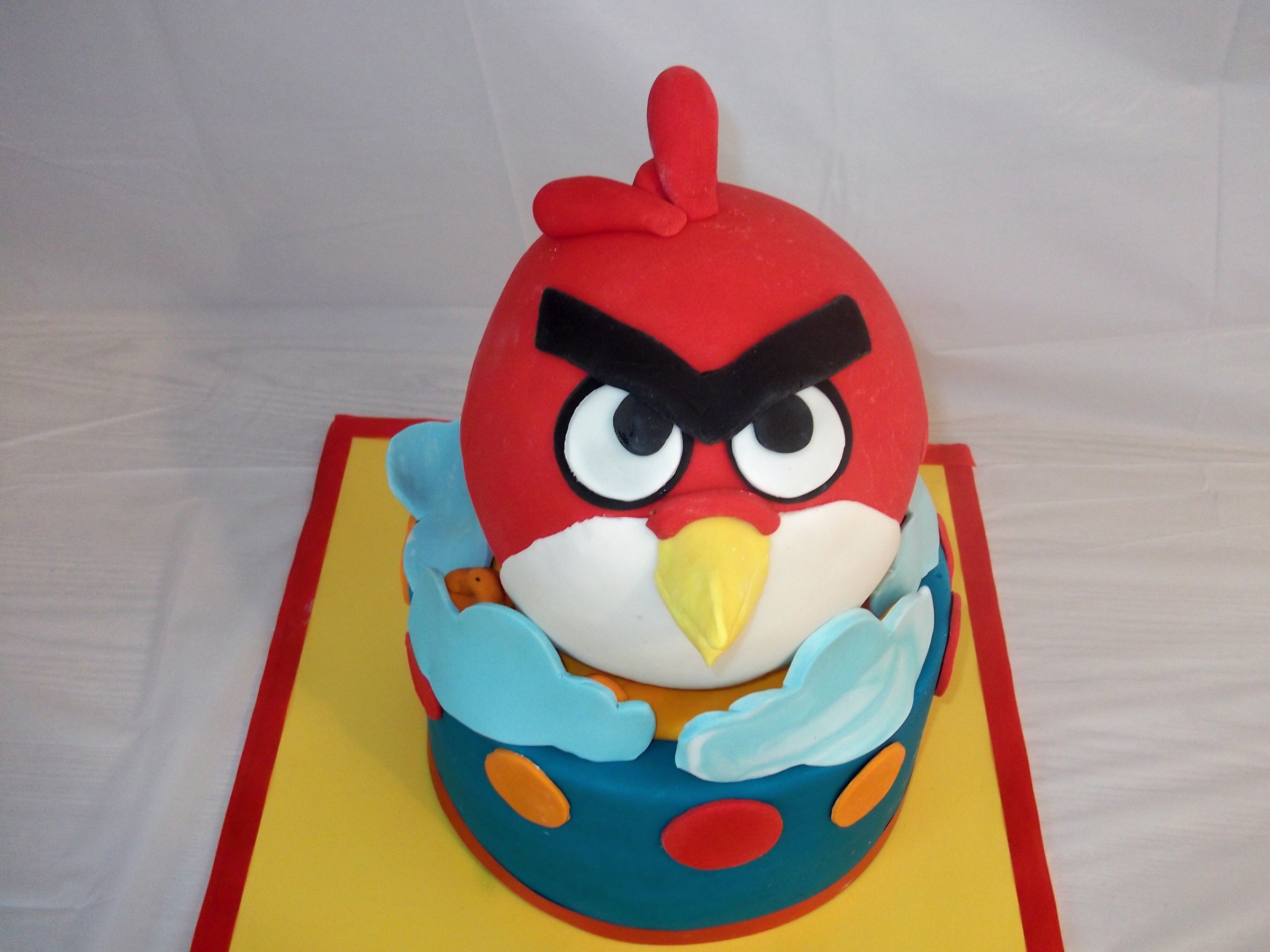 DIY guide for ANGRY BIRDS cupcake with step-by-step instructions