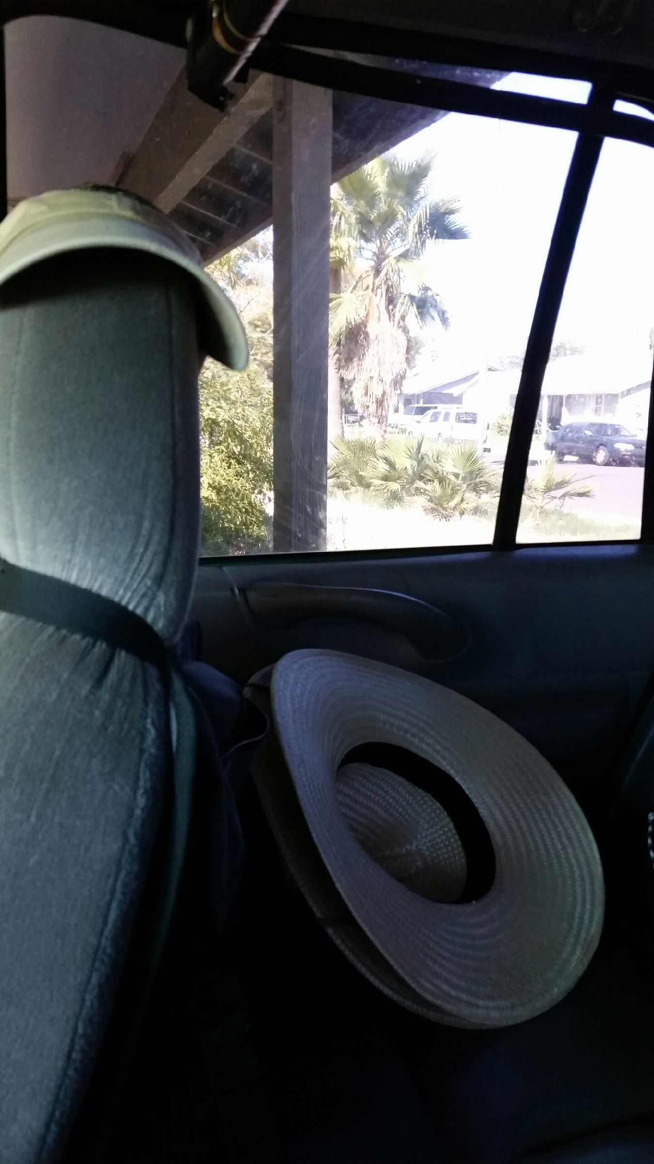 Cowboy Hat Holder for Truck (using a Tennis Racket) 6 Steps