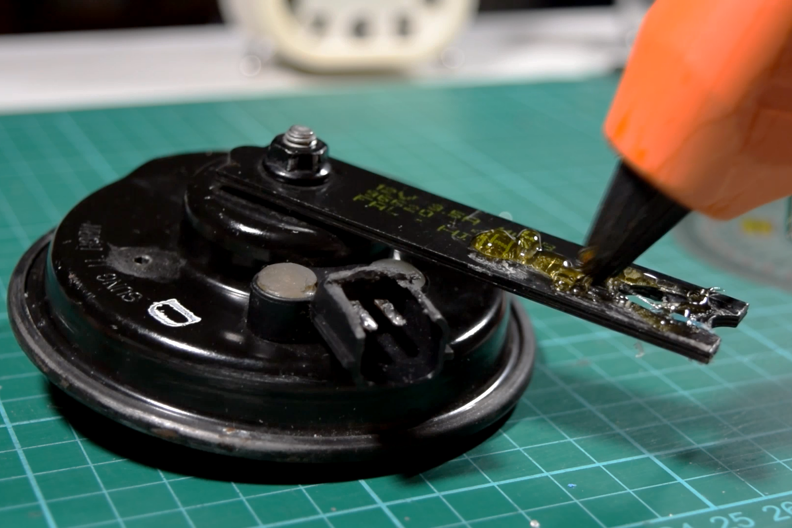 Rig a Car Horn to Your Alarmclock! 19 Steps (with Pictures